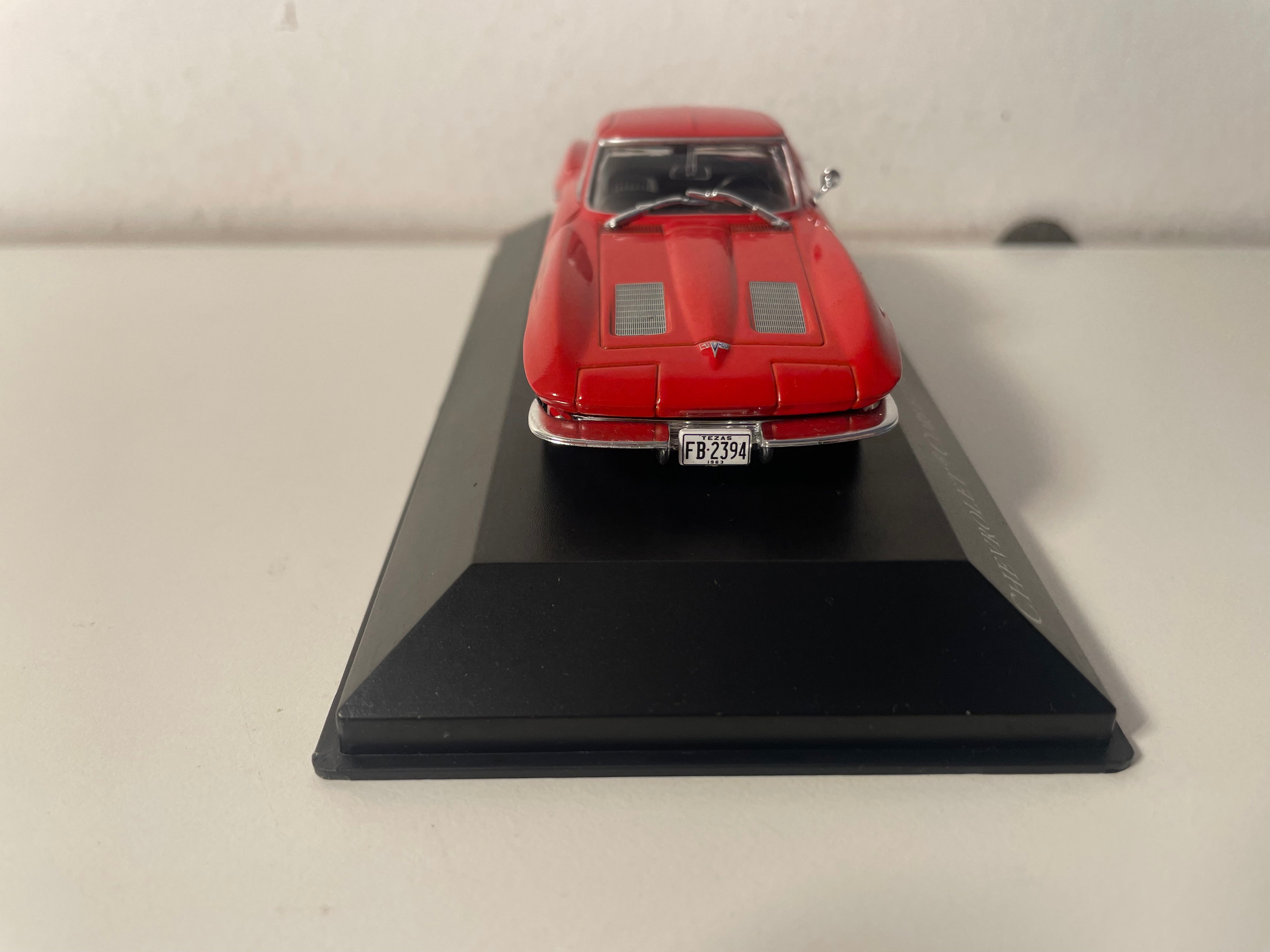 Chevrolet Corvette C2 Sting Ray Coupé rossa del 1963 (auto americano)