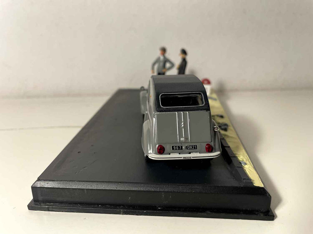 Citroën 2 CV cinza com capota preta - A Nacional 7 - a estrada azul (o padre)