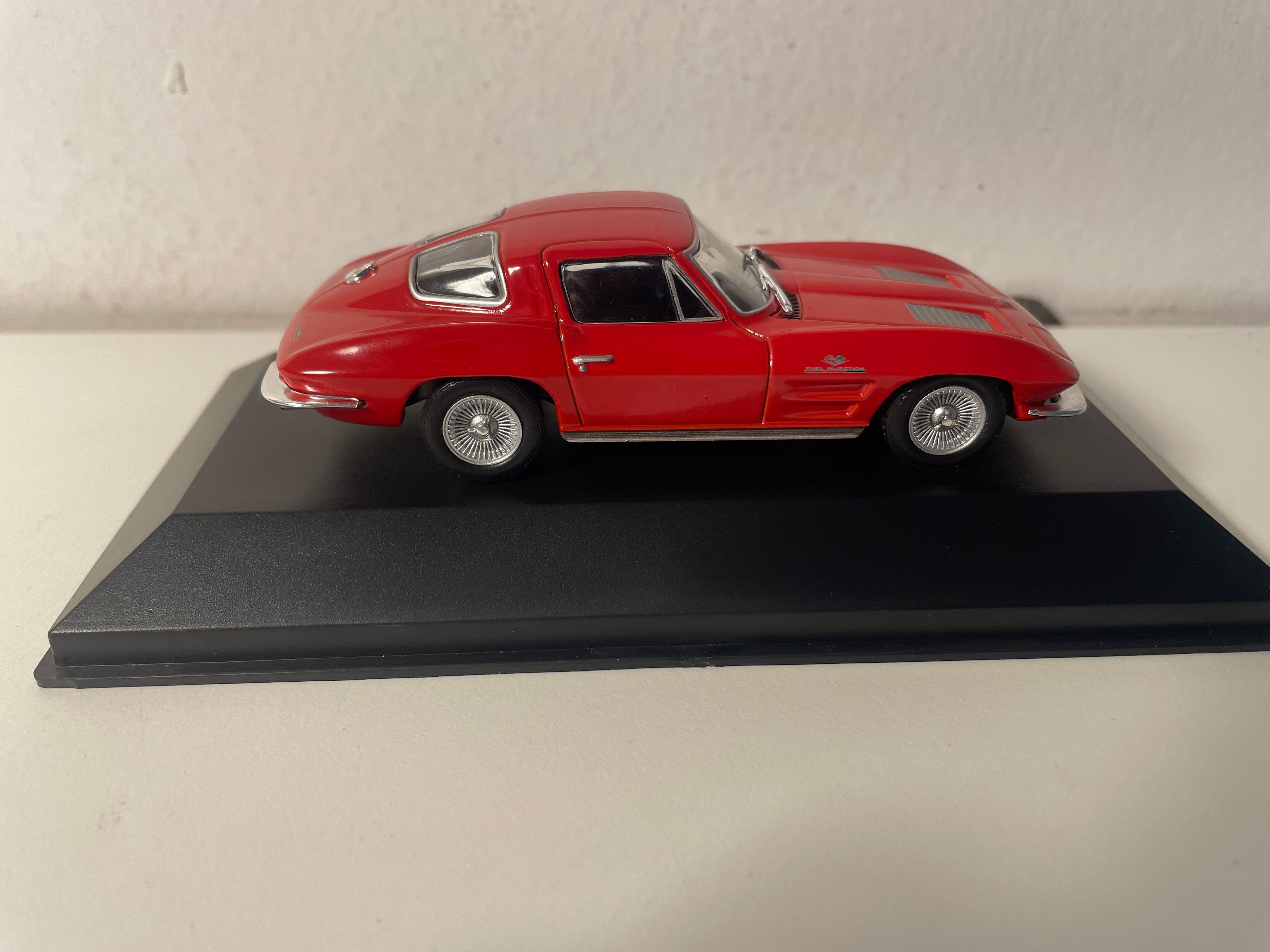 Chevrolet Corvette C2 Sting Ray Coupé rossa del 1963 (auto americano)