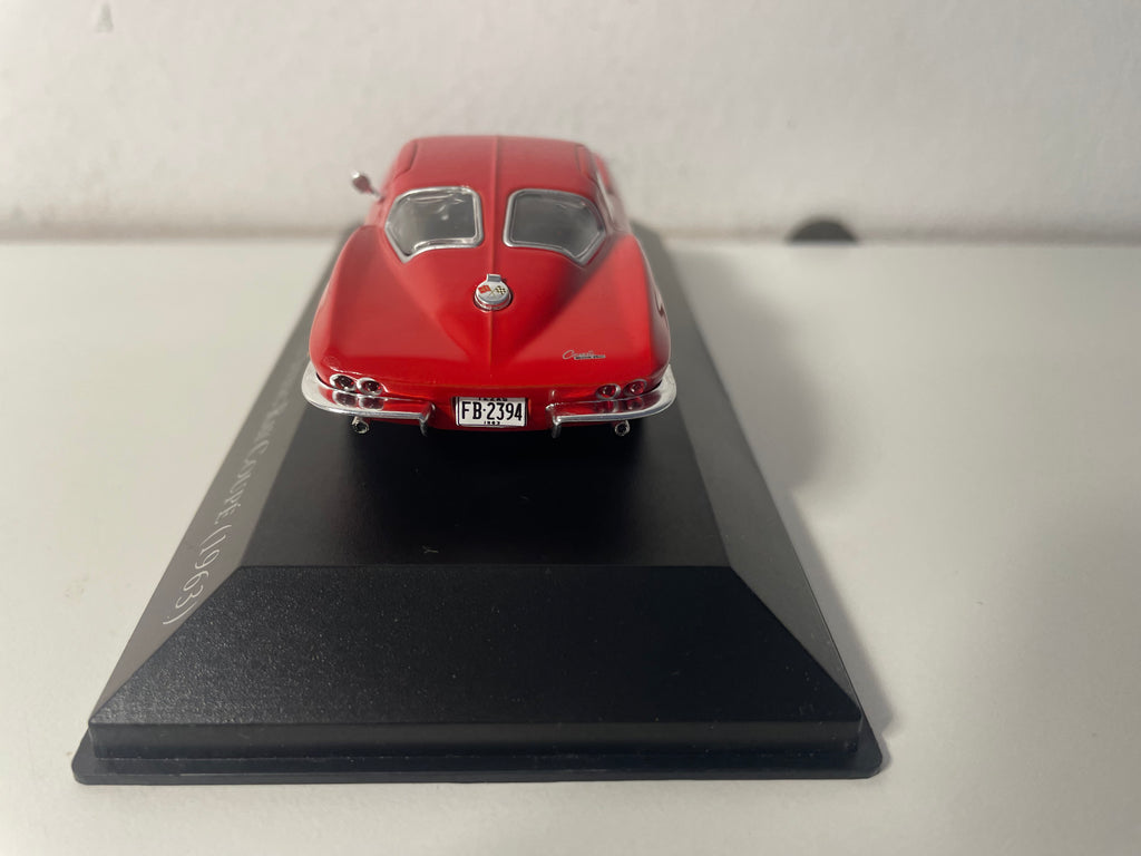 Chevrolet Corvette C2 Sting Ray Coupé rossa del 1963 (auto americano)