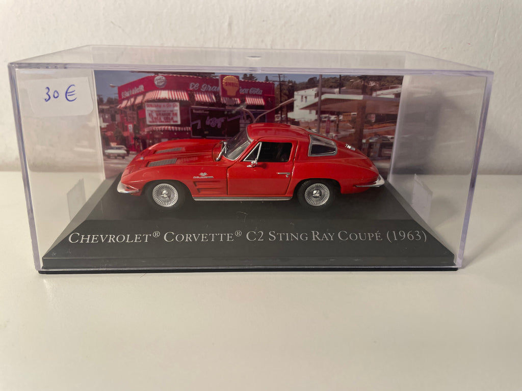 Chevrolet Corvette C2 Sting Ray Coupé rossa del 1963 (auto americano)