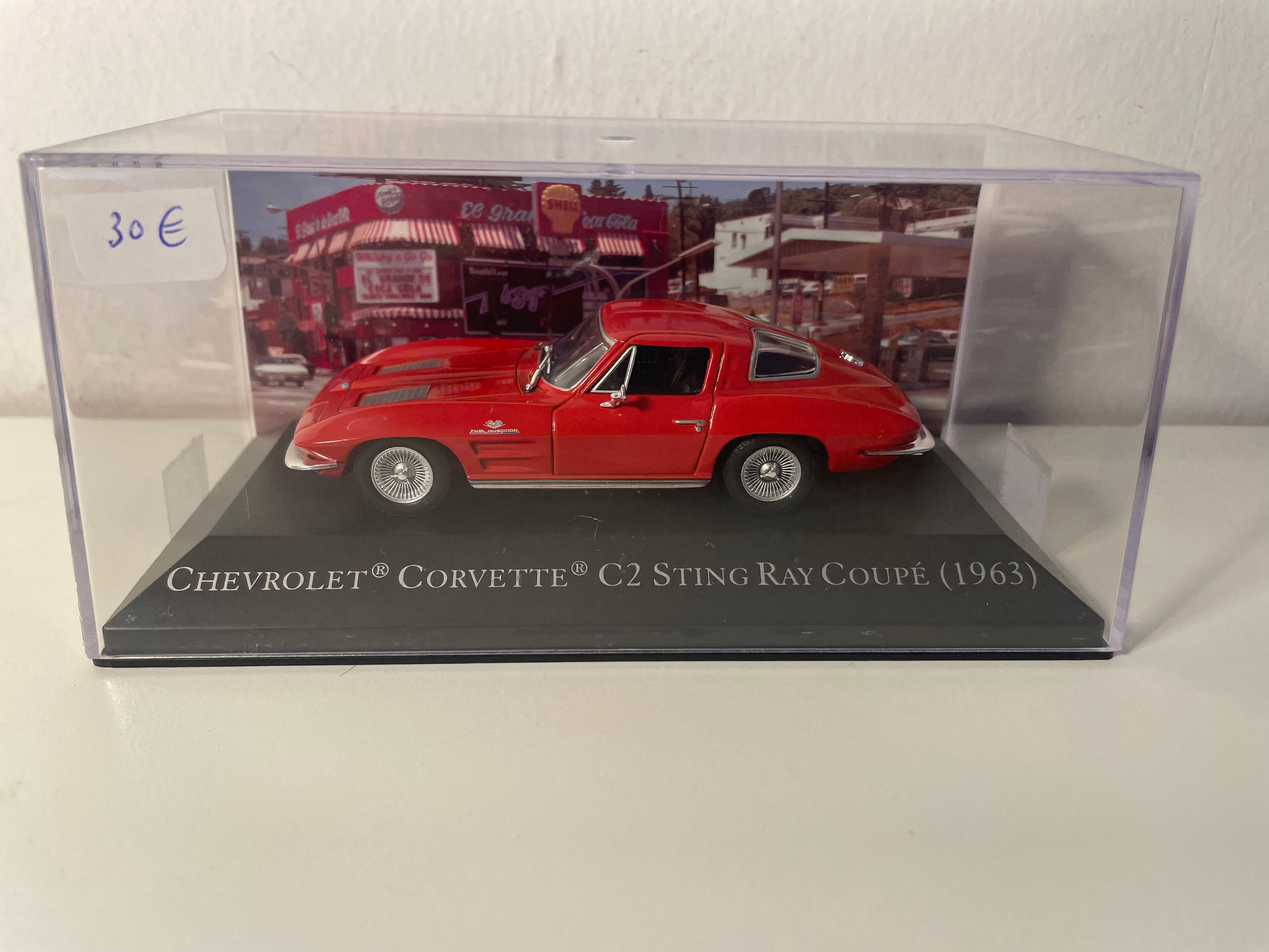 Chevrolet Corvette C2 Sting Ray Coupé rossa del 1963 (auto americano)