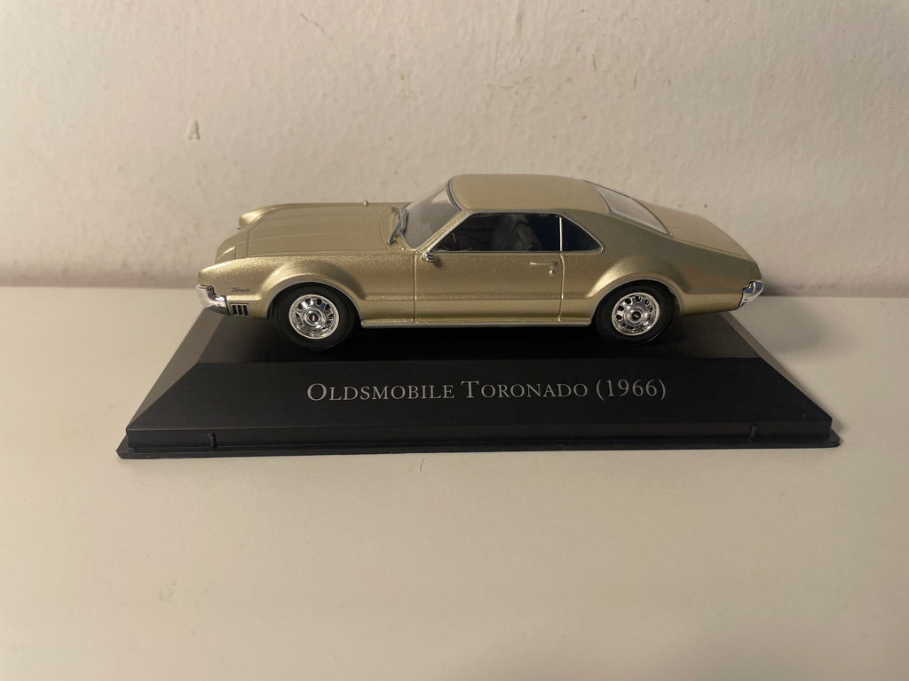 Oldsmobile Toronado 1966 em Castanho (Carro Americano)