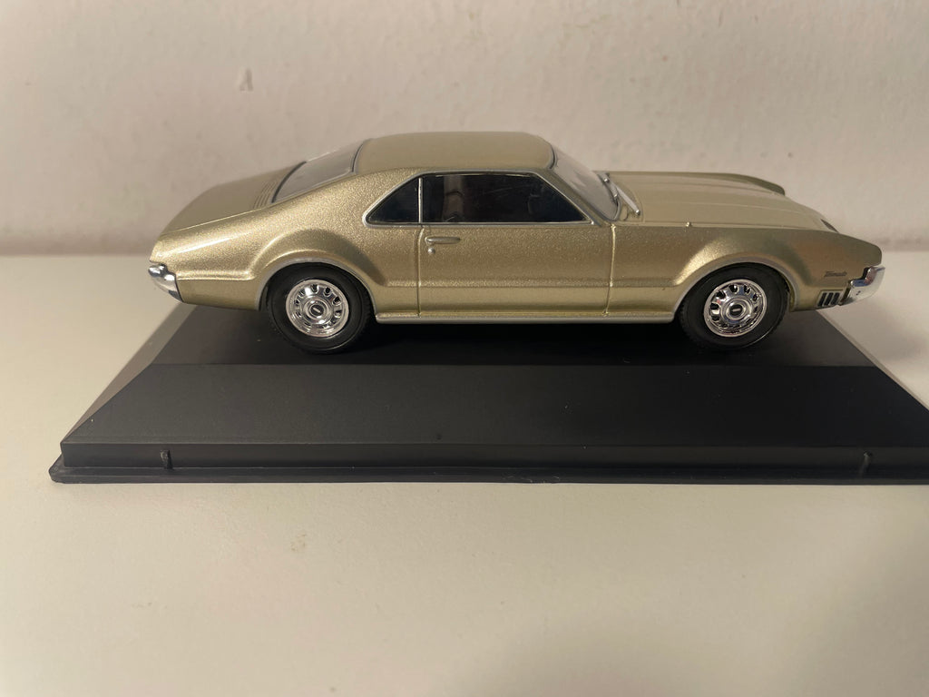 Oldsmobile Toronado 1966 em Castanho (Carro Americano)
