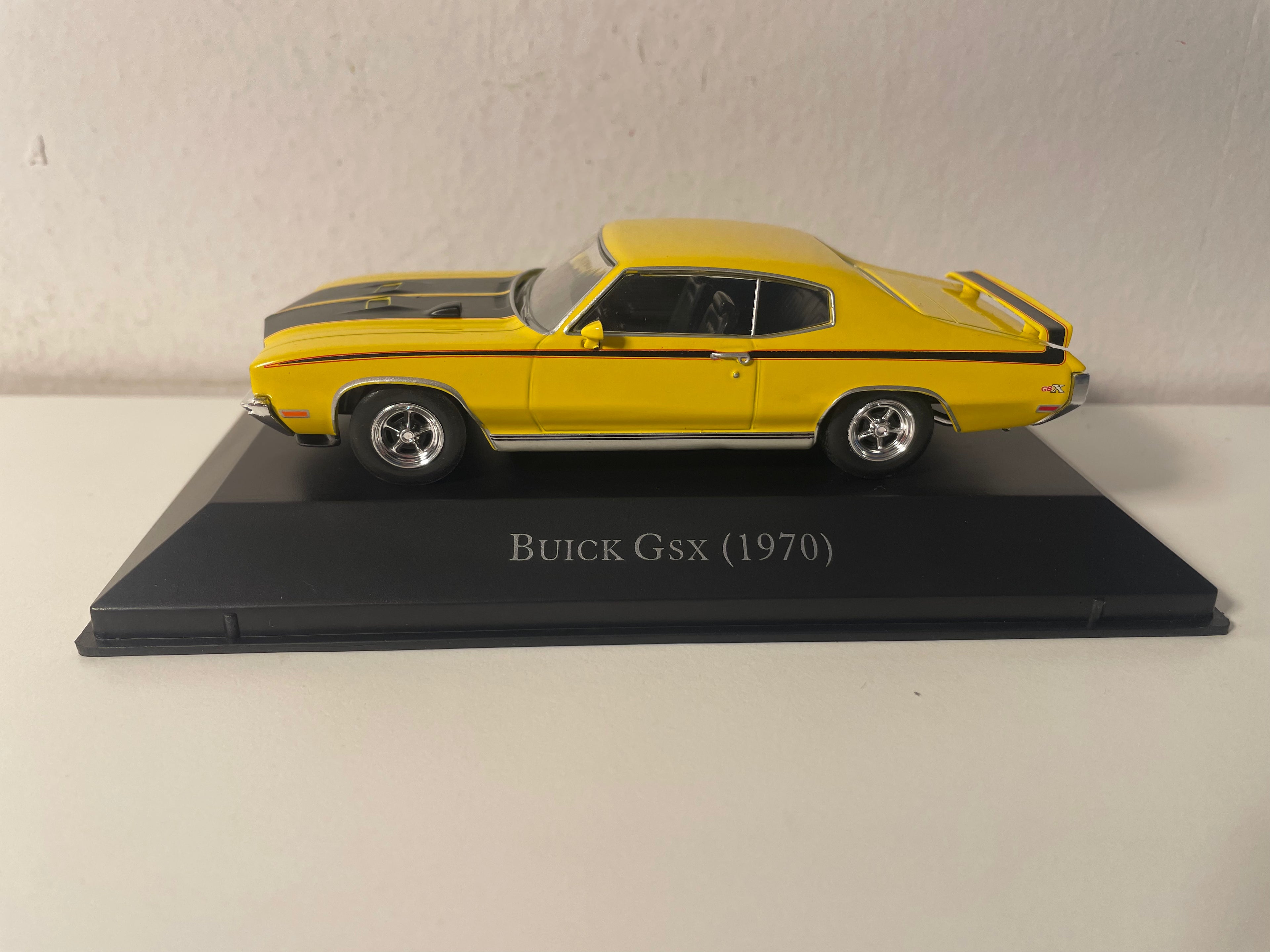 Buick GSX jaune et noire de 1970 (voiture amèricaine)