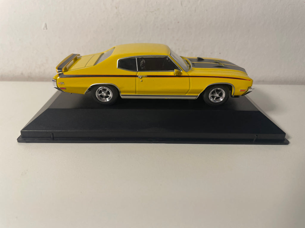 Buick GSX jaune et noire de 1970 (voiture amèricaine)