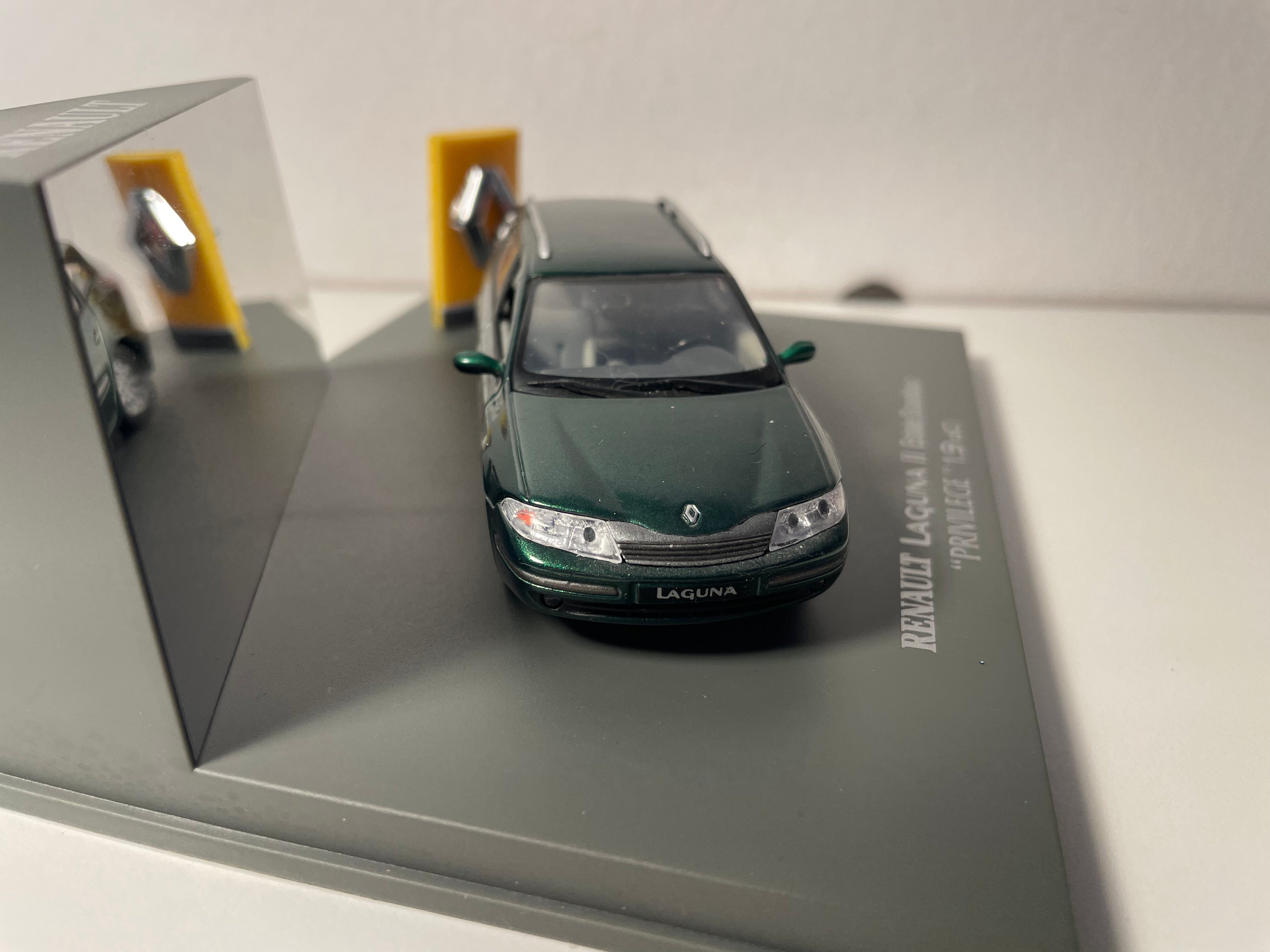 Renault Laguna 2 Estate/Grandtour Privilège 1.9 dCi verde - UNIVERSAL HOBBIES - caixa retangular (caixa N°15)