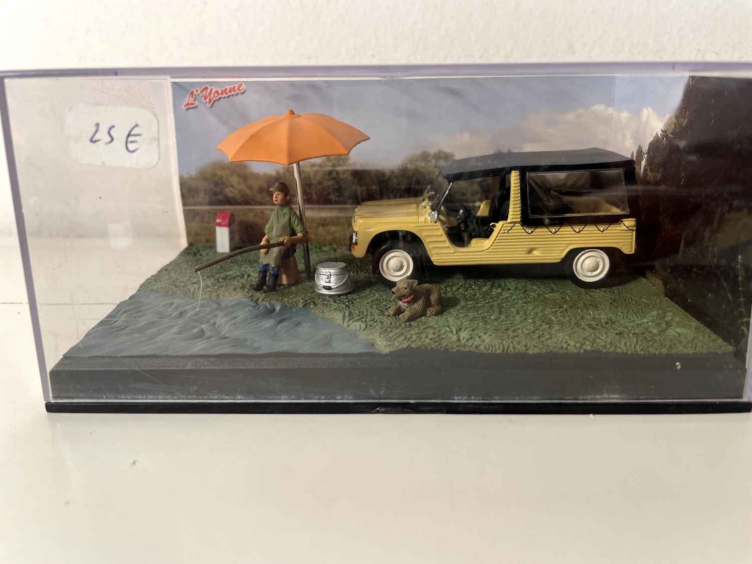 Citroën Méhari beige mam Schwäizer - La Nationale 7 - d'blauen Strooss