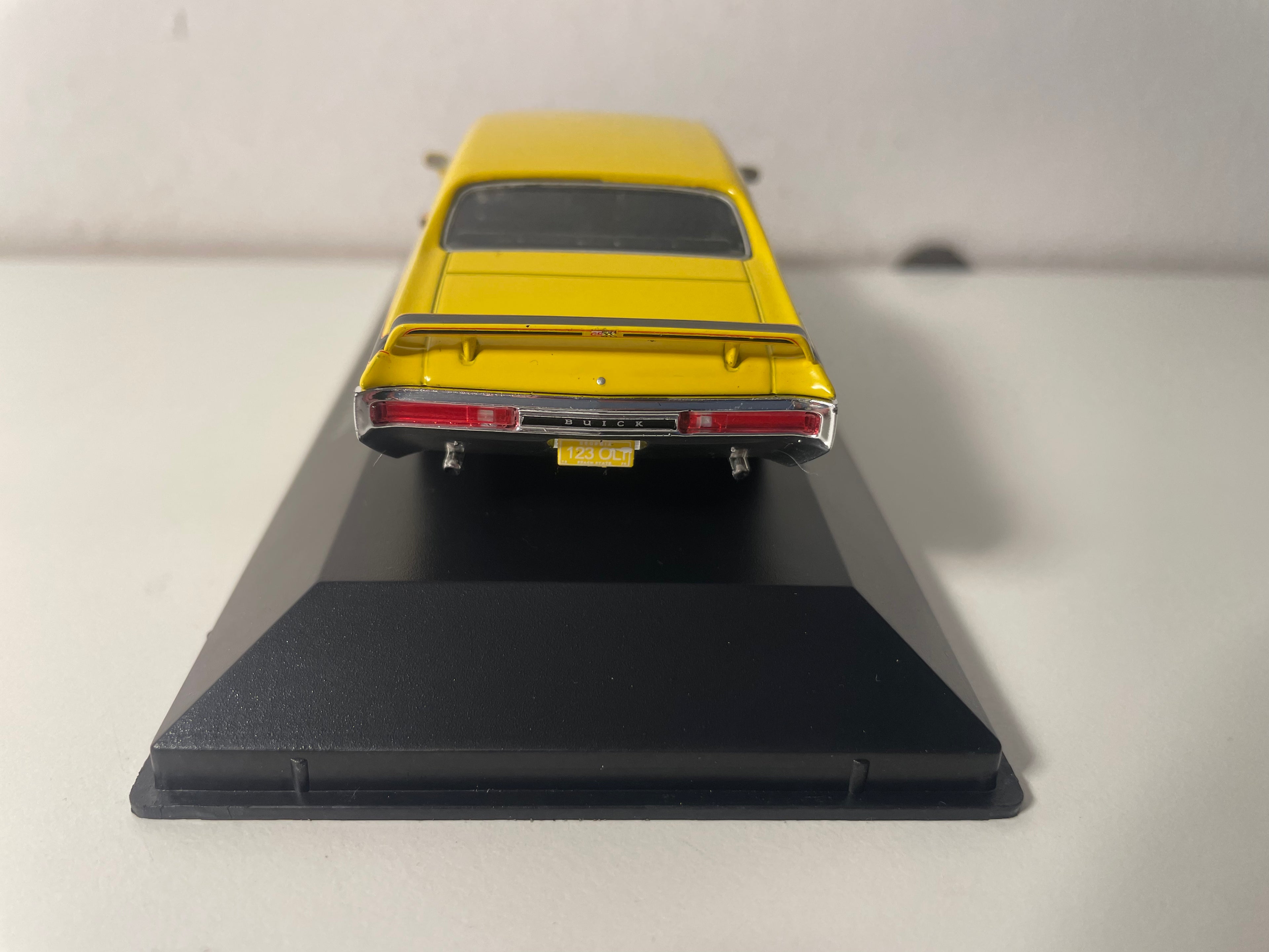 Buick GSX jaune et noire de 1970 (voiture amèricaine)