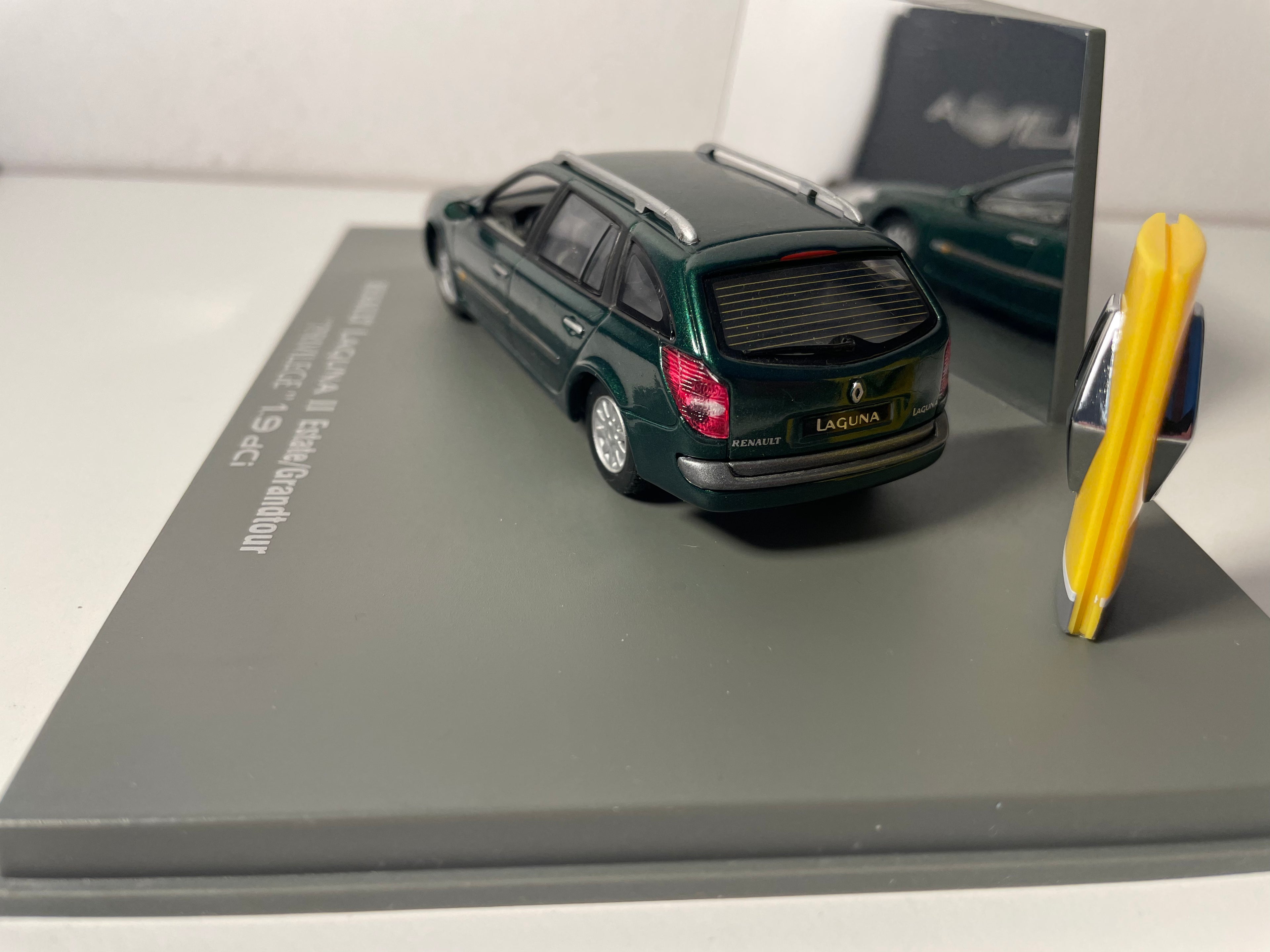 Renault Laguna 2 Estate/Grandtour Privilège 1.9 dCi verde - UNIVERSAL HOBBIES - caixa retangular (caixa N°15)