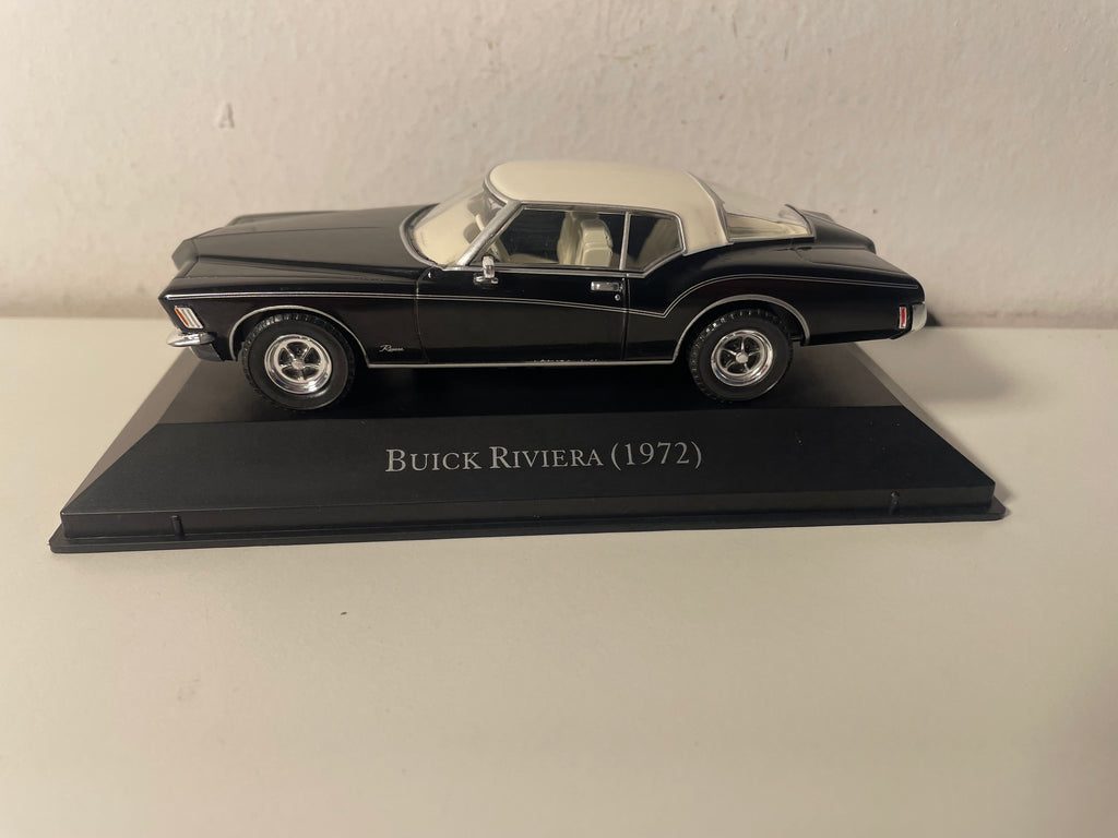 Buick Riviera noire et toit blanc de 1972 (voiture américaine)