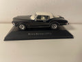 Buick Riviera noire et toit blanc de 1972 (voiture américaine)