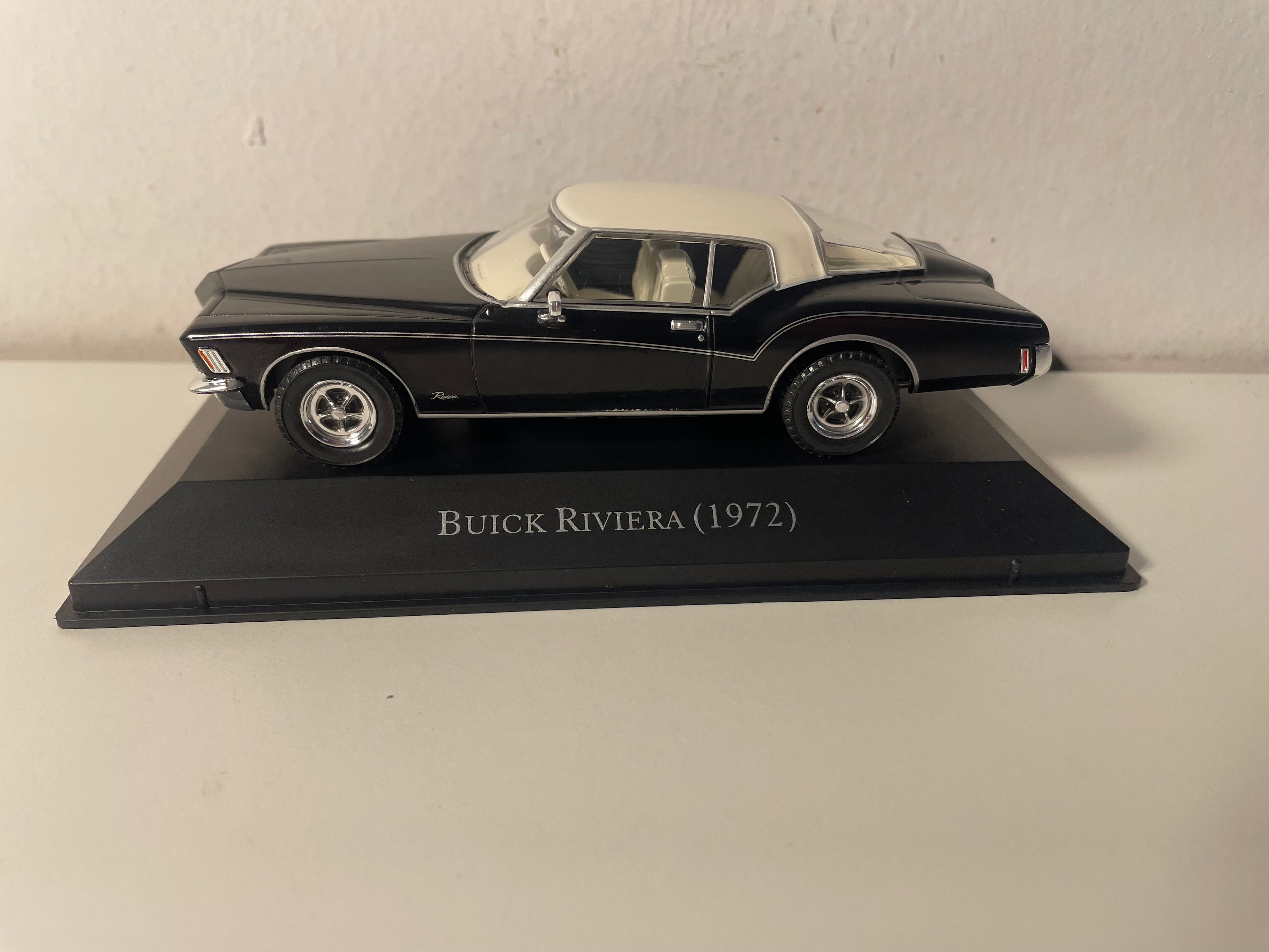 Buick Riviera noire et toit blanc de 1972 (voiture américaine)