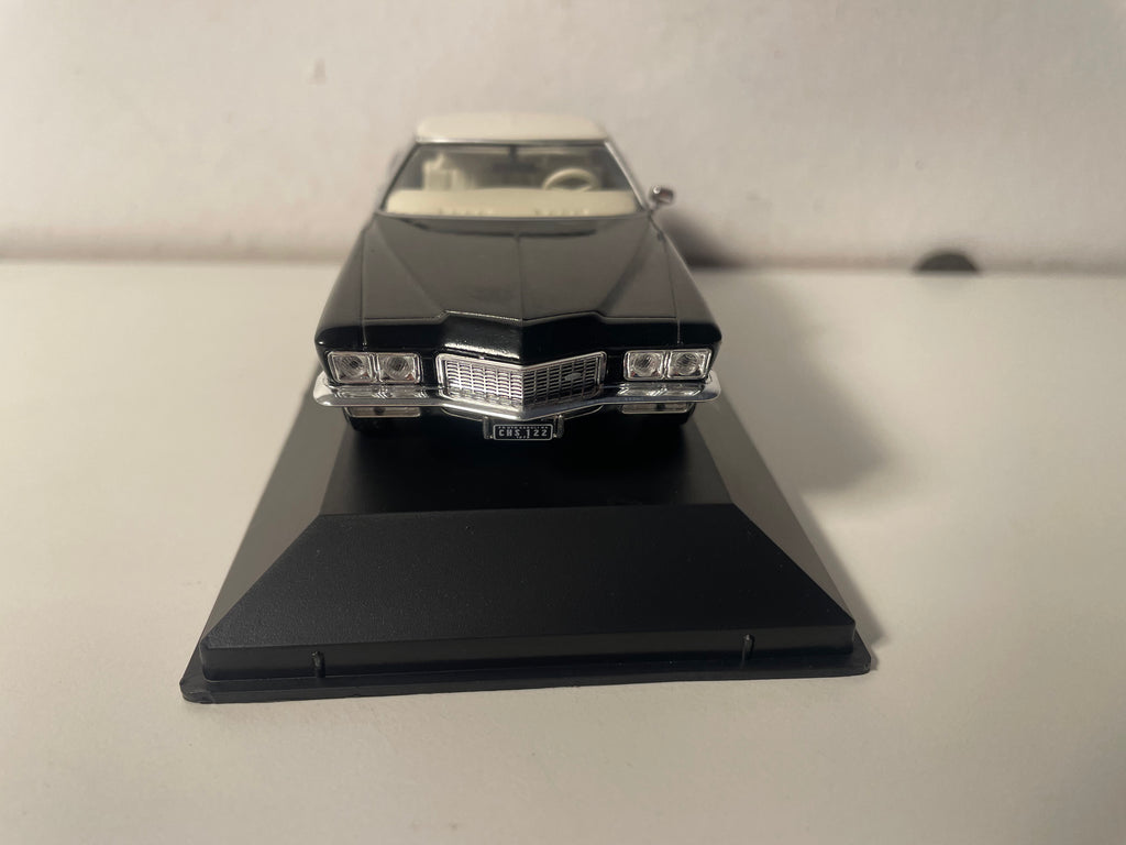 Buick Riviera noire et toit blanc de 1972 (voiture américaine)