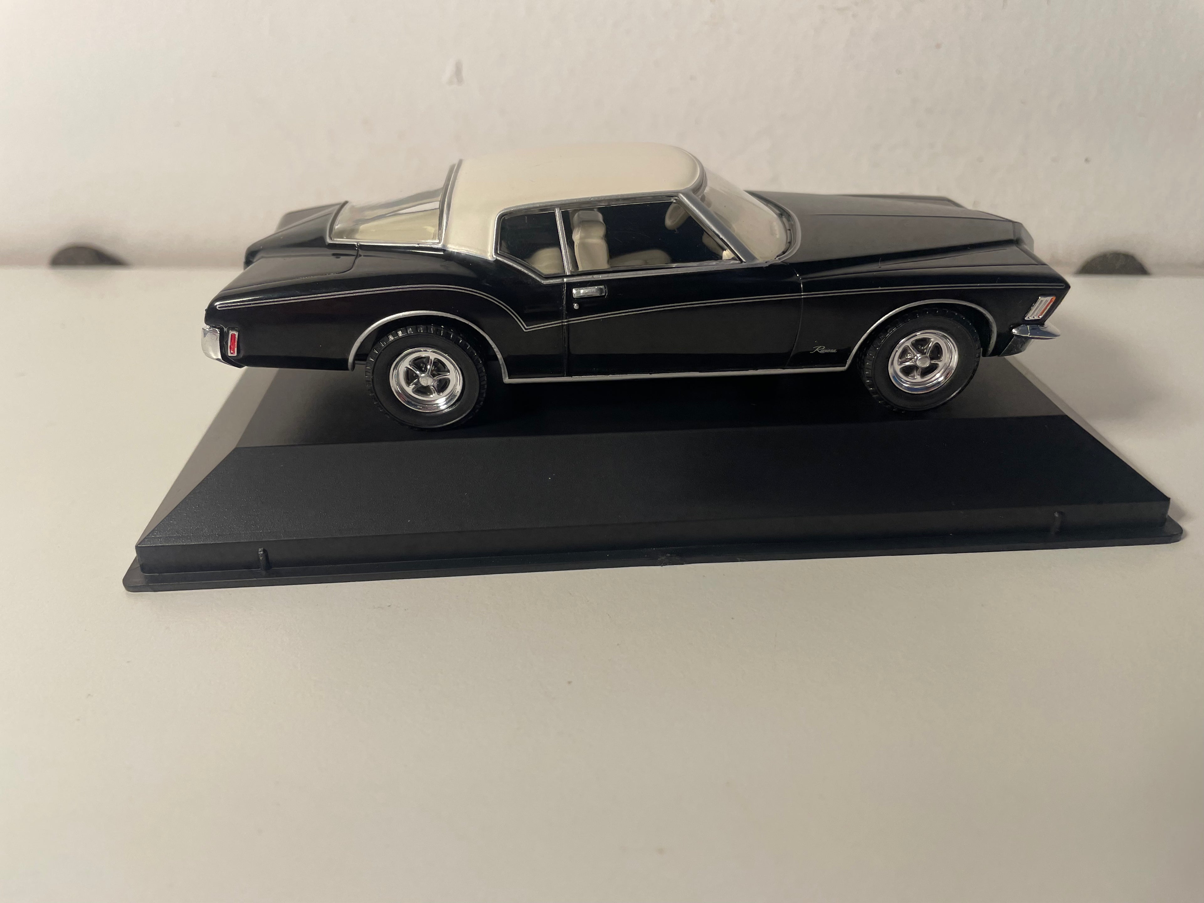 Buick Riviera noire et toit blanc de 1972 (voiture américaine)