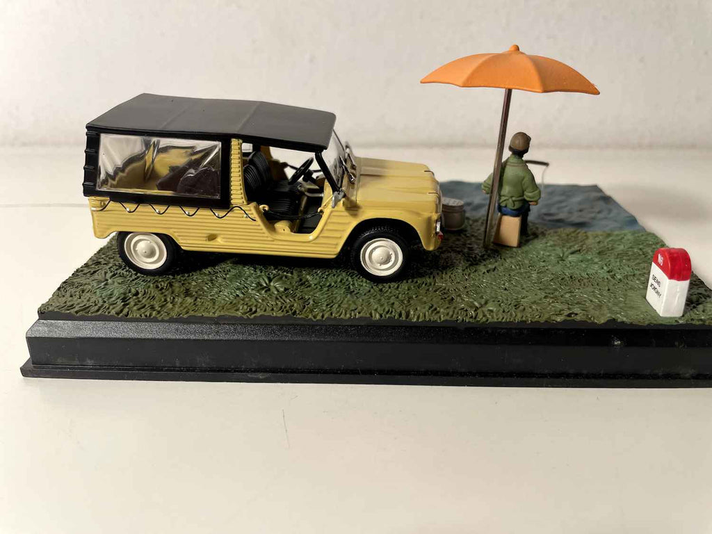 Citroën Méhari beige met zwart dak - La Nationale 7 - de blauwe weg