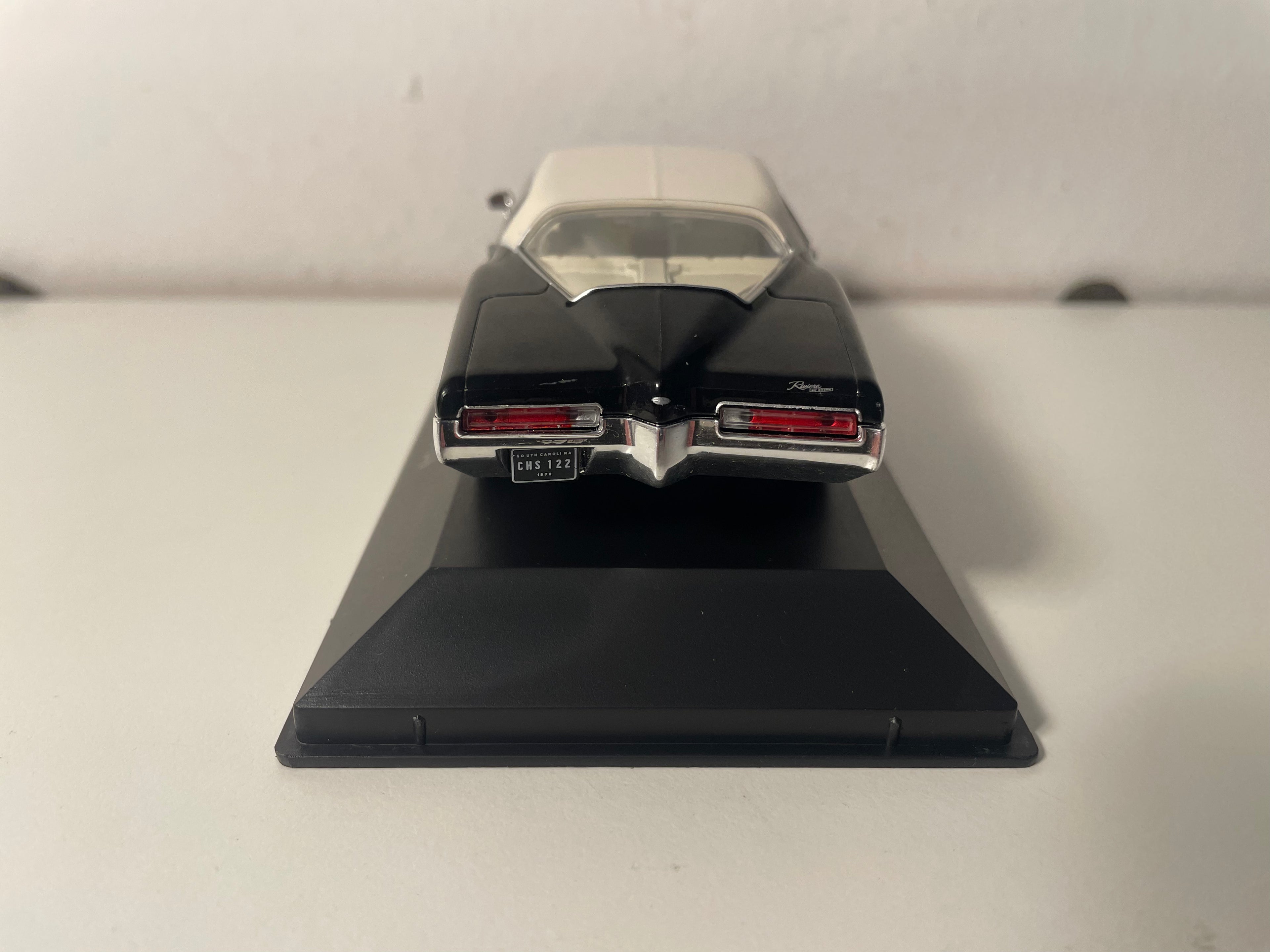 Buick Riviera noire et toit blanc de 1972 (voiture américaine)
