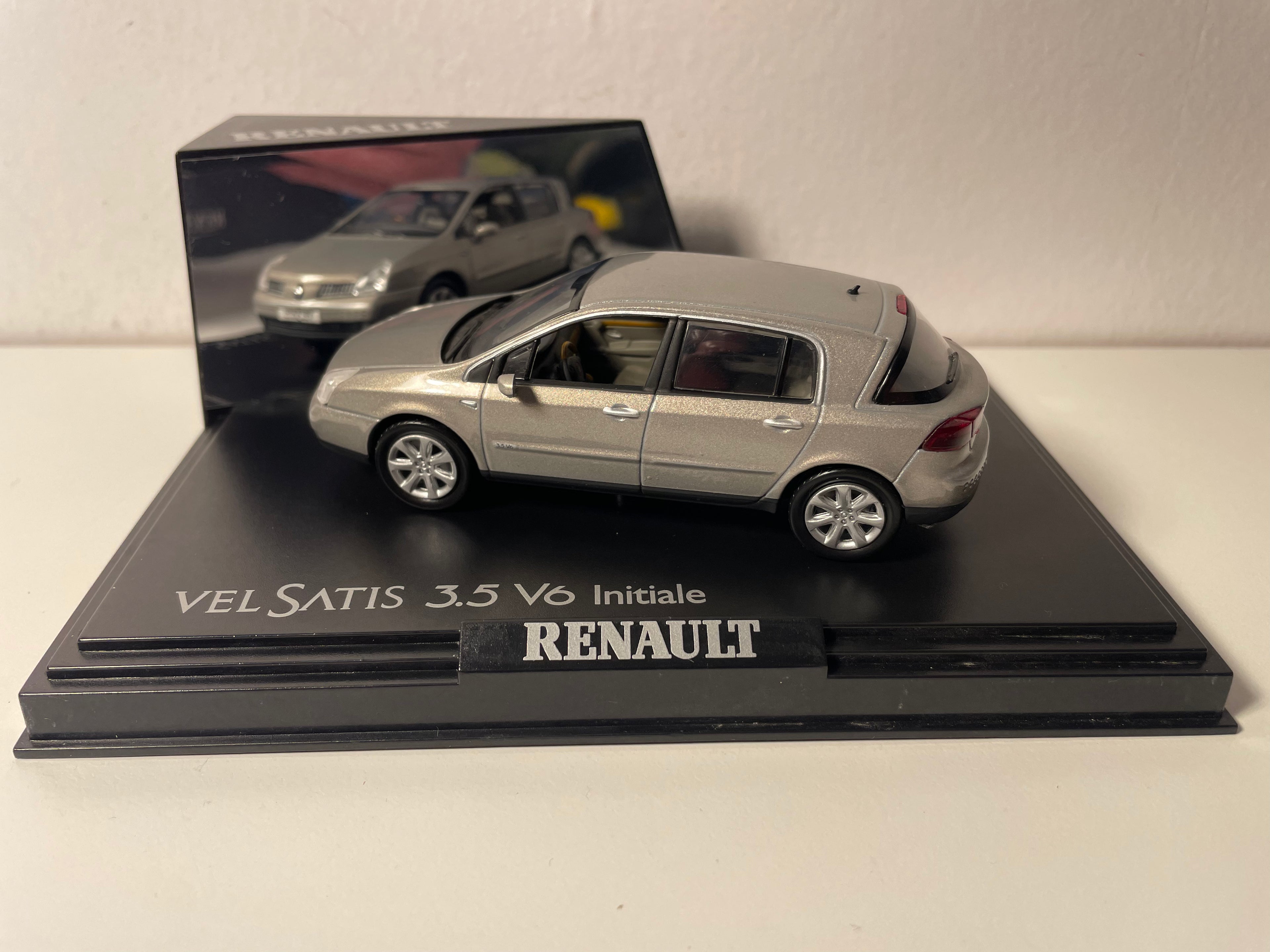 Renault Velsatis 3.5 V6 Initiale grise - NOREV - Këscht rectangular (Këscht Nr. 17)