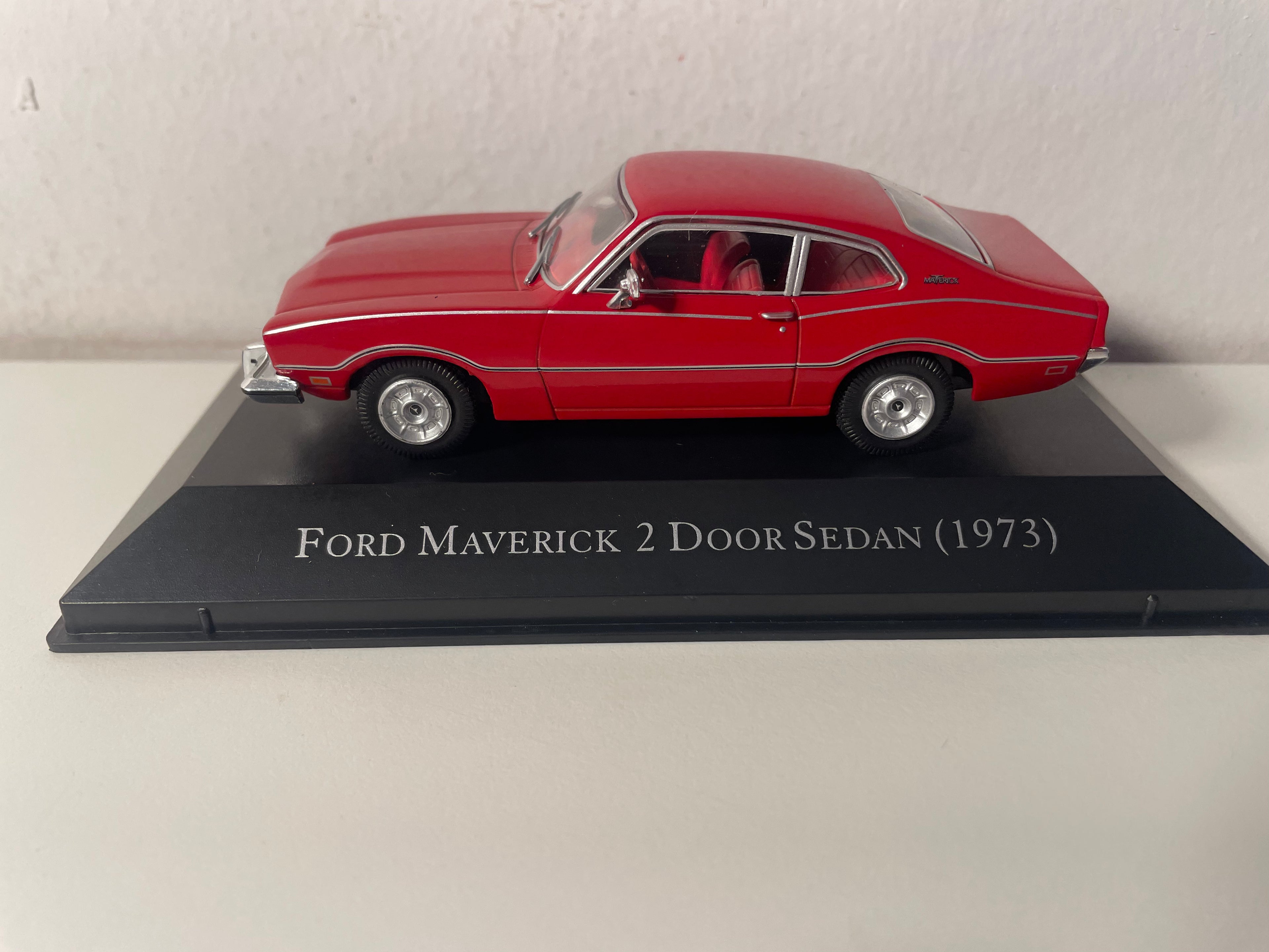 Ford Maverick Sedán de 2 Puertas rojo de 1973 (auto estadounidense)