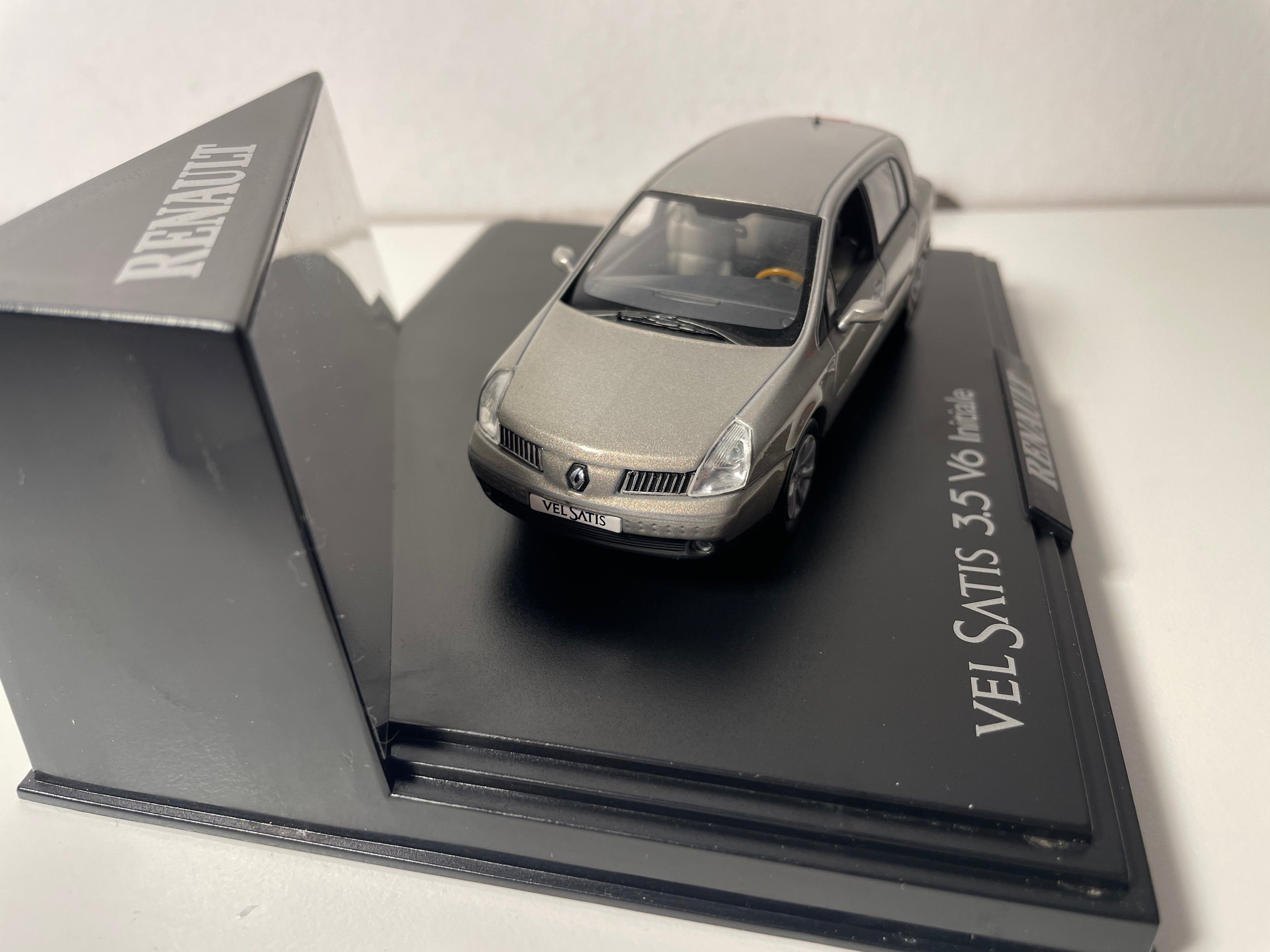Renault Velsatis 3.5 V6 Initiale grise - NOREV - Këscht rectangular (Këscht Nr. 17)