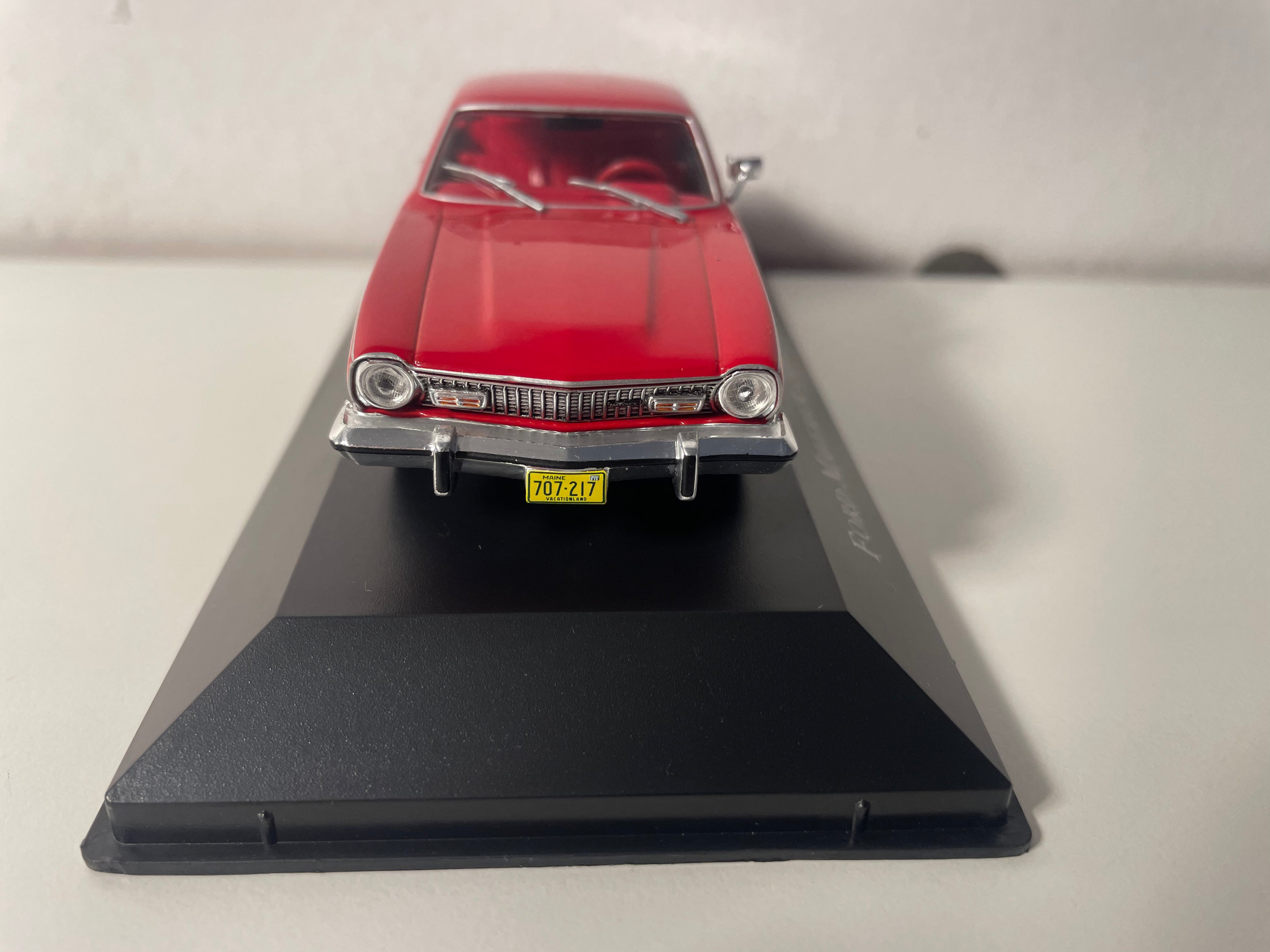 Ford Maverick Sedán de 2 Puertas rojo de 1973 (auto estadounidense)