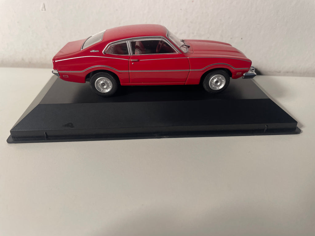 Ford Maverick Sedán de 2 Puertas rojo de 1973 (auto estadounidense)