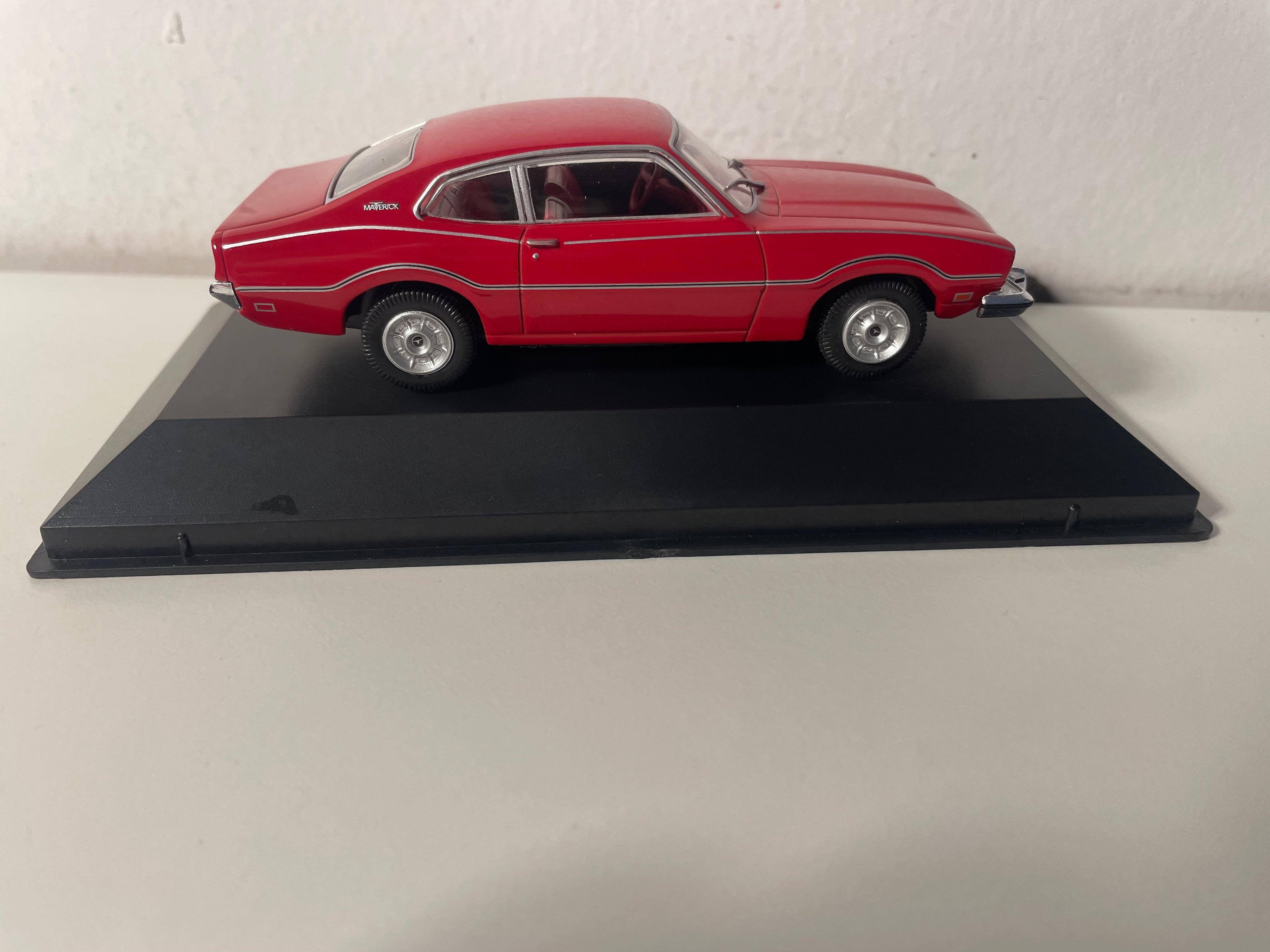 Ford Maverick Sedán de 2 Puertas rojo de 1973 (auto estadounidense)