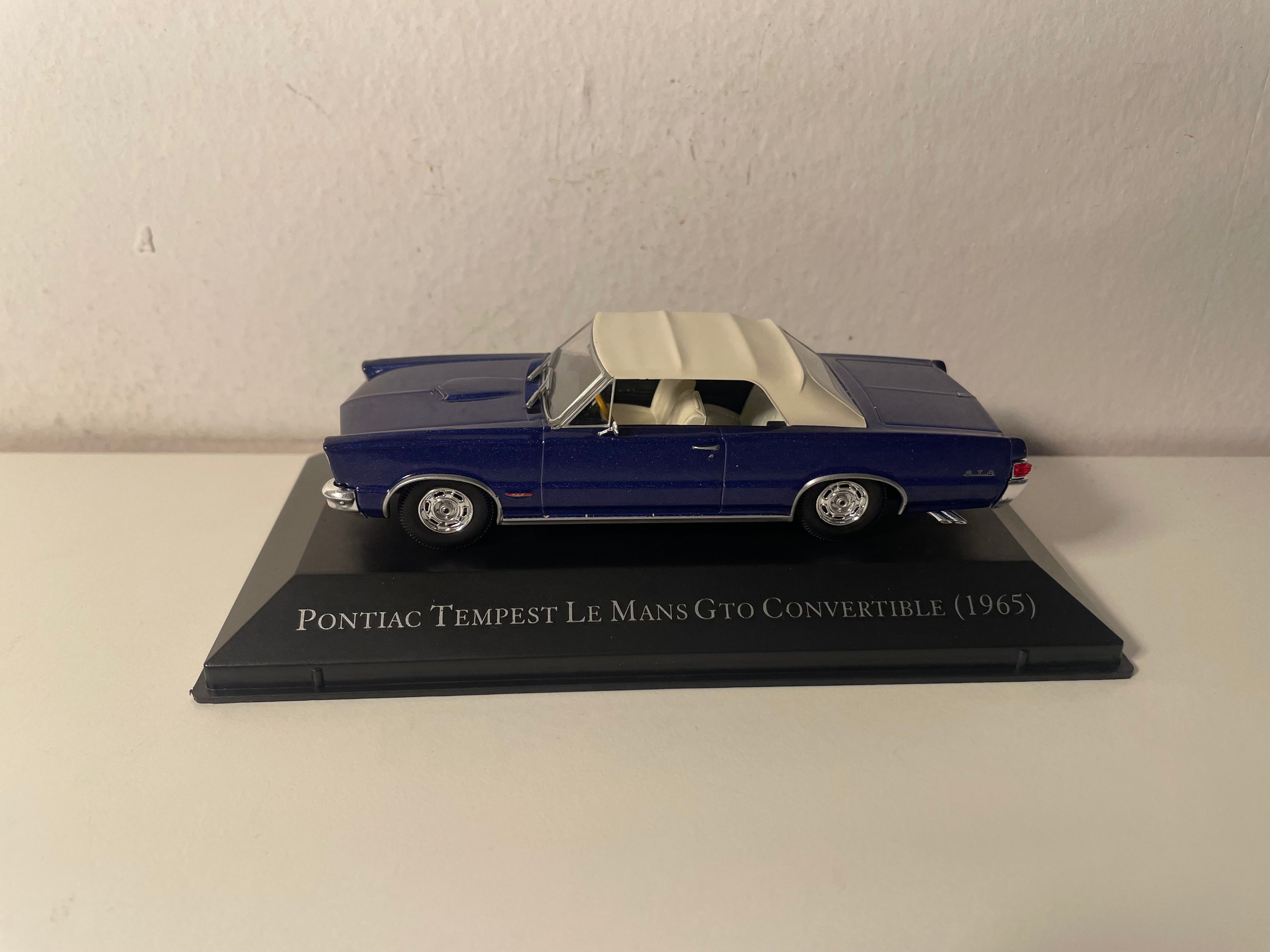 Pontiac Tempest Le Mans GTO Convertible azul de 1965 (coche americano)