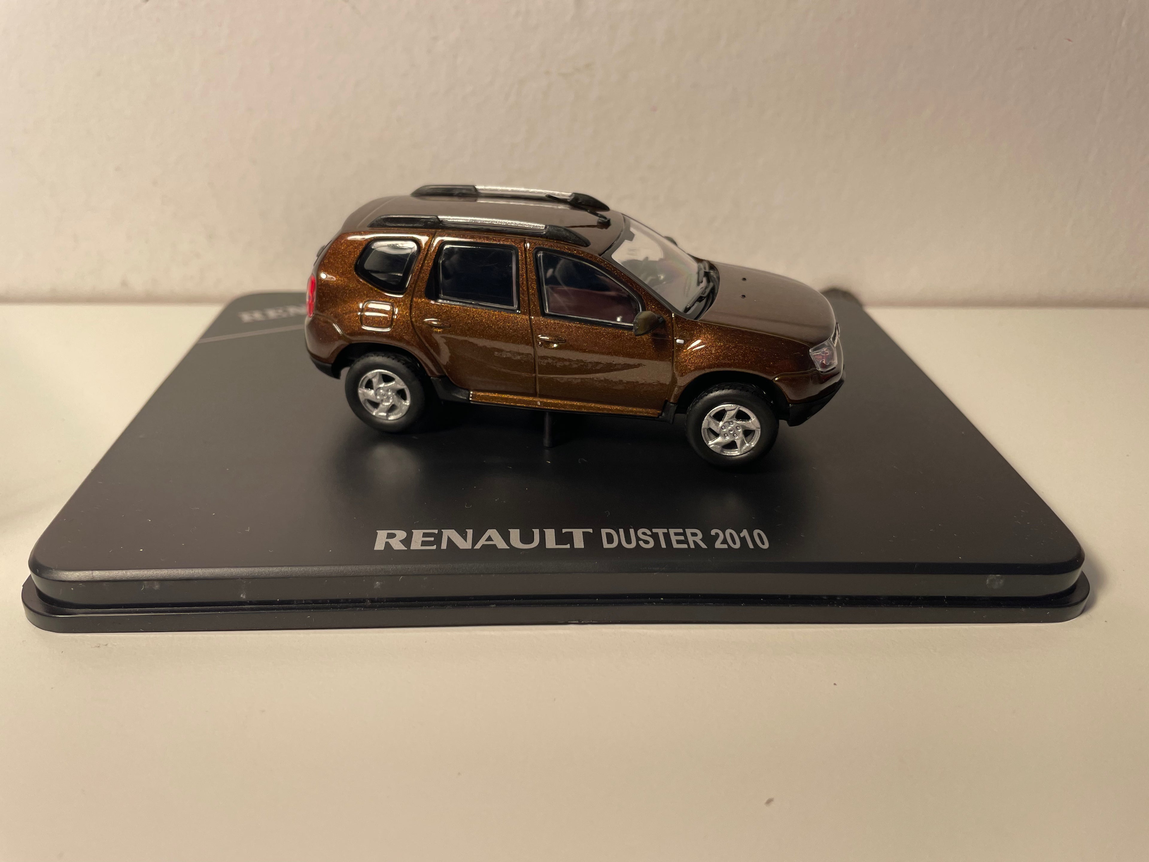 Renault Duster brązowy z 2010 roku - SOLIDO - zestaw w prostokątnej pudełku (pudełko nr 19)