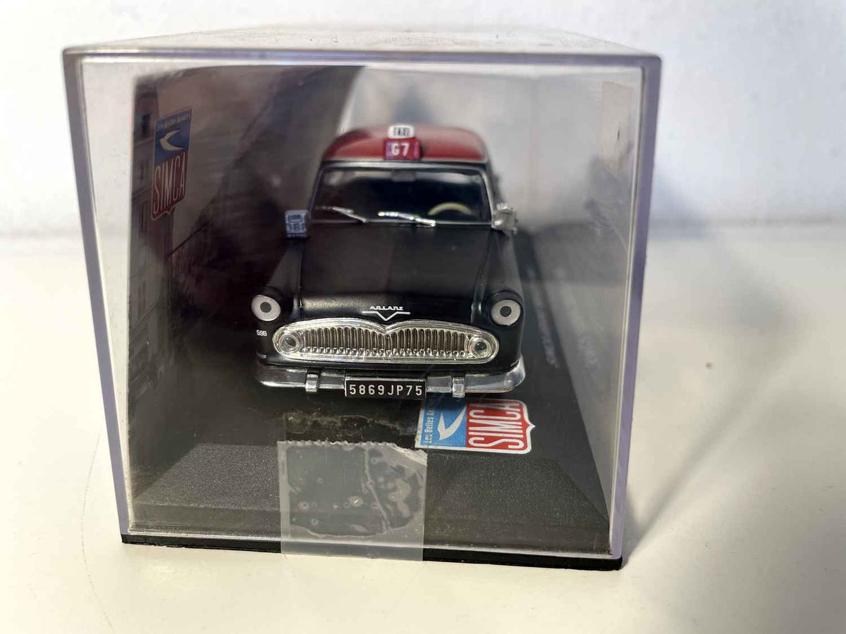 Taxi SIMCA Ariane G7 negro con techo rojo de 1960