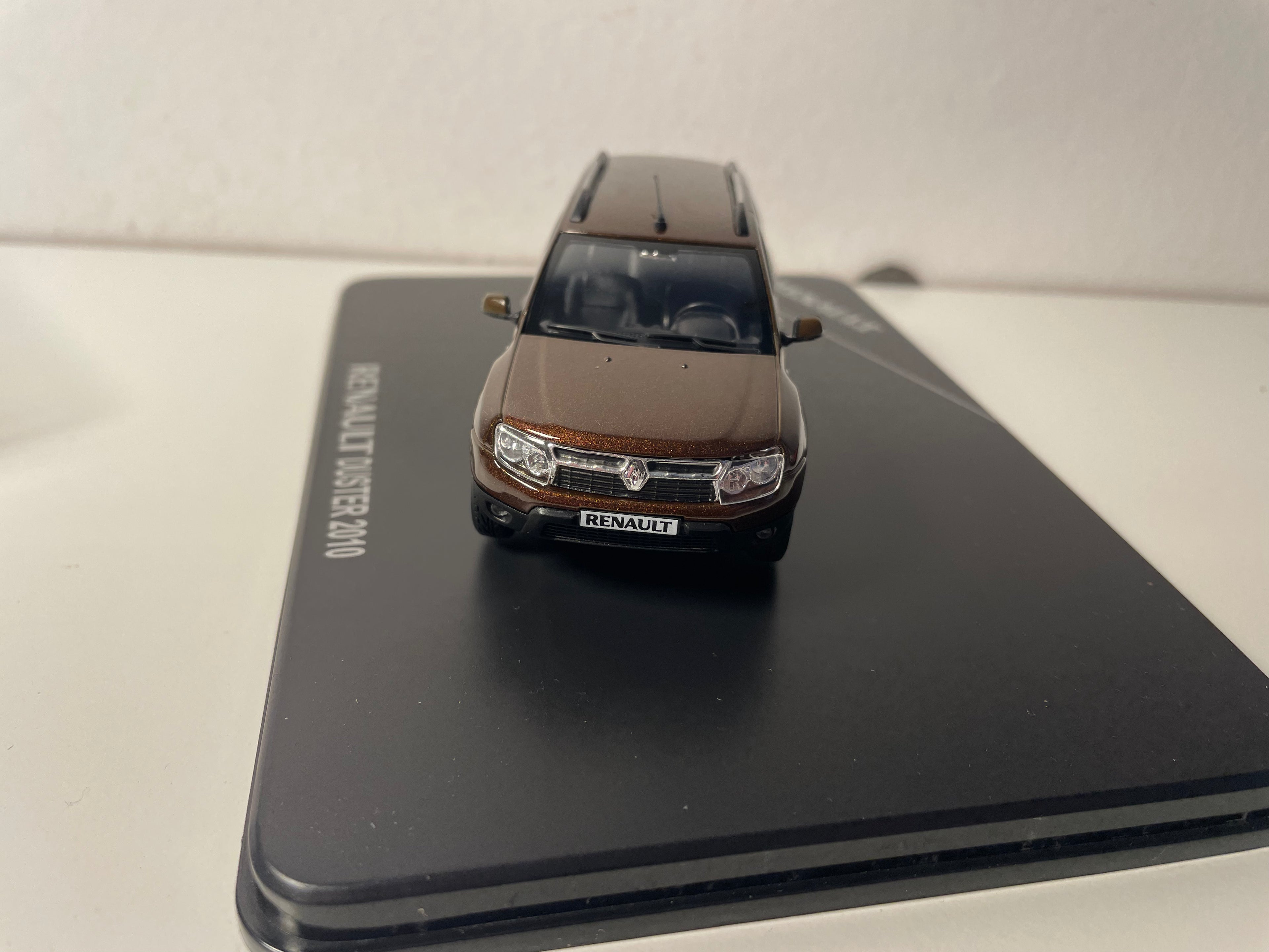 Renault Duster brązowy z 2010 roku - SOLIDO - zestaw w prostokątnej pudełku (pudełko nr 19)
