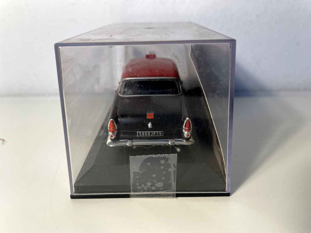 Taxi SIMCA Ariane G7 negro con techo rojo de 1960