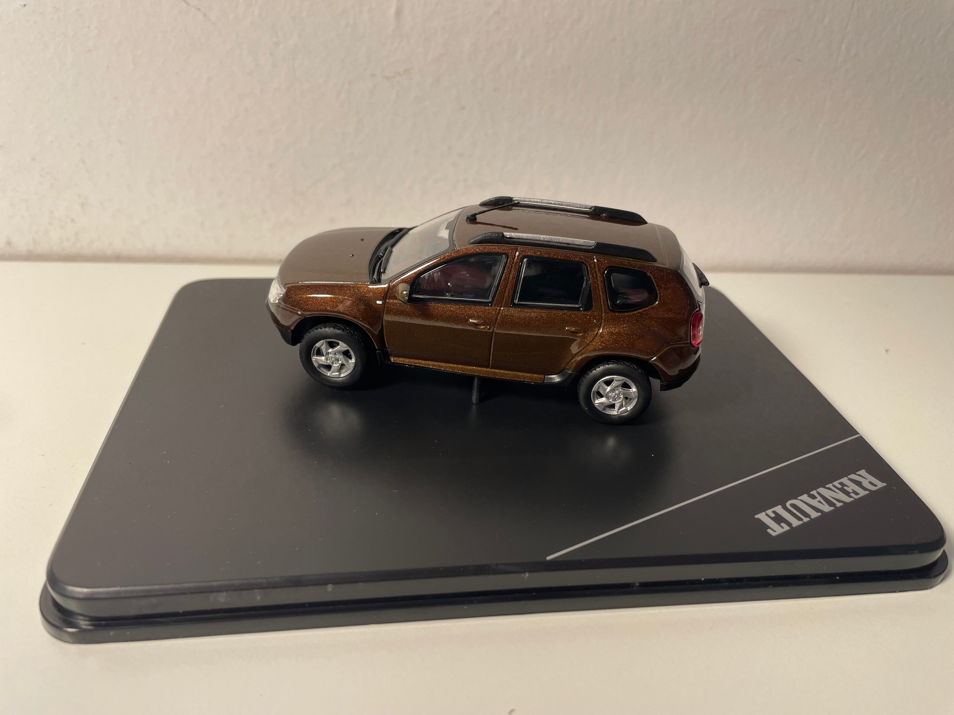 Renault Duster brązowy z 2010 roku - SOLIDO - zestaw w prostokątnej pudełku (pudełko nr 19)