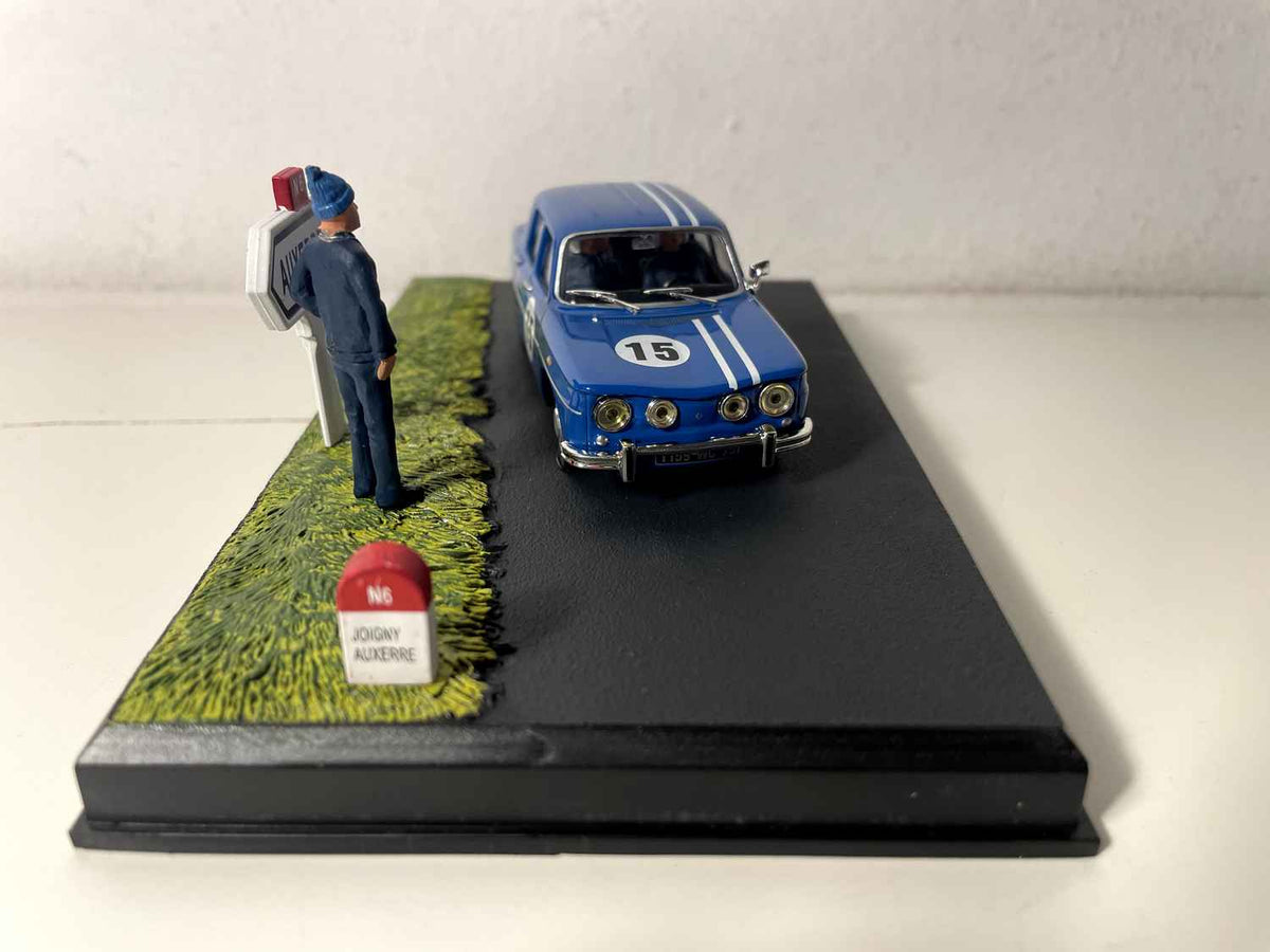 Renault 8 Gordini blou mat der Nummer 15 - La Nationale 7 - d’blou Strooss
