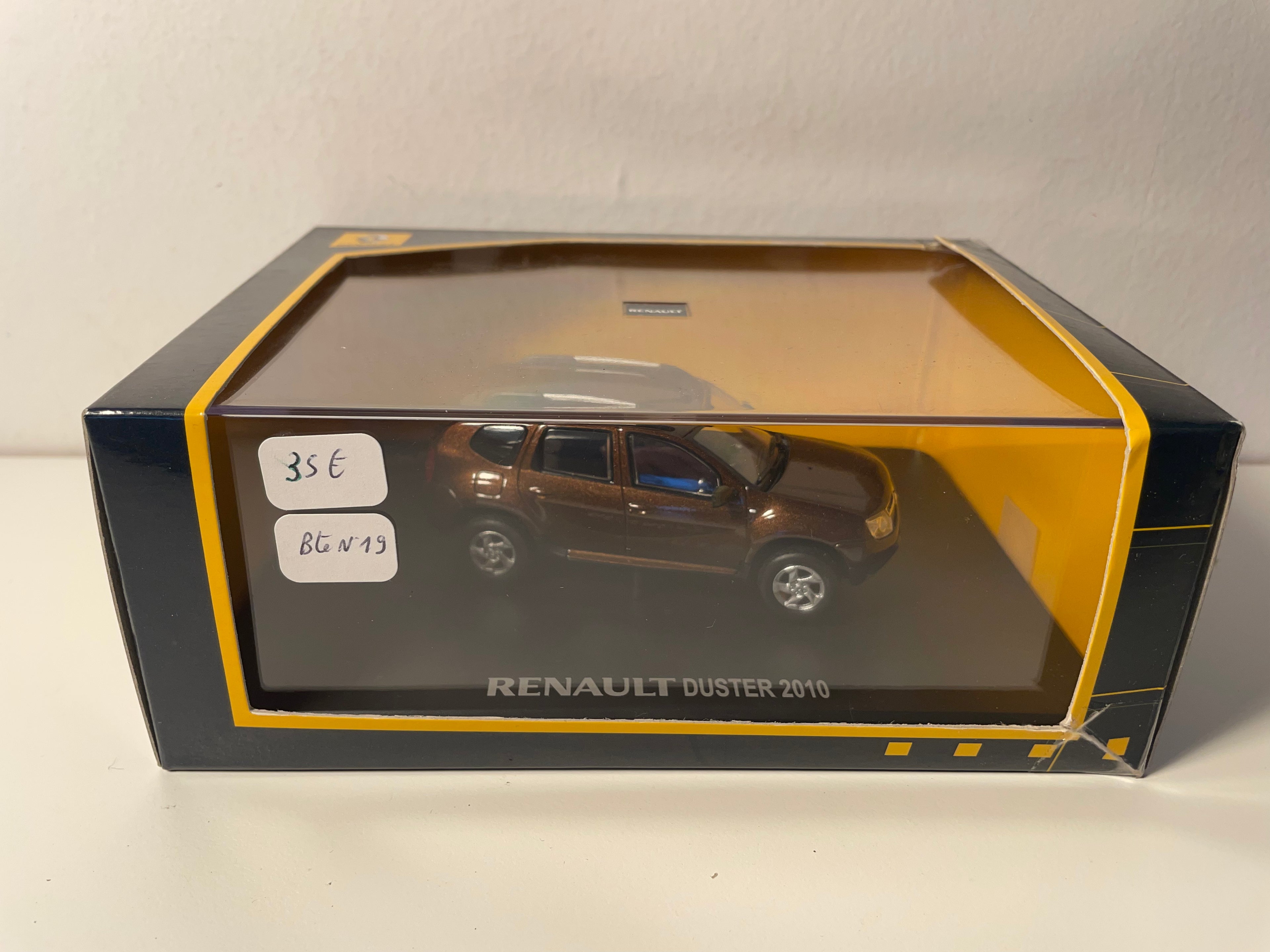 Renault Duster brązowy z 2010 roku - SOLIDO - zestaw w prostokątnej pudełku (pudełko nr 19)