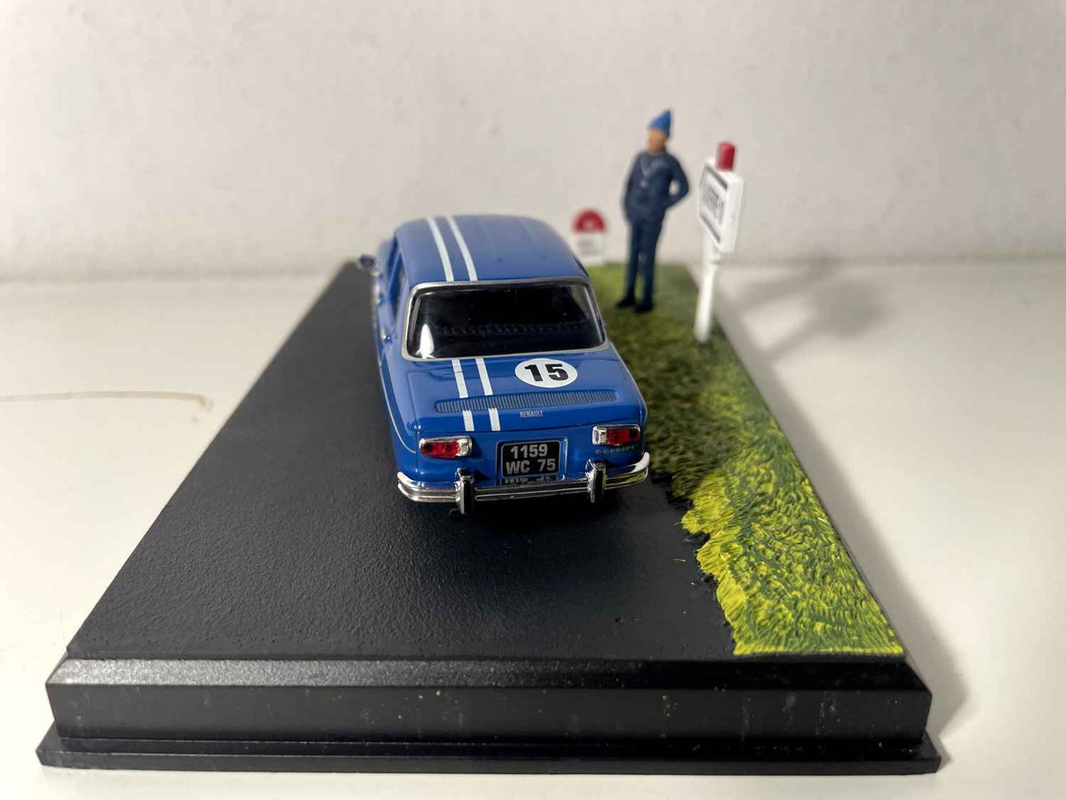 Renault 8 Gordini blou mat der Nummer 15 - La Nationale 7 - d’blou Strooss