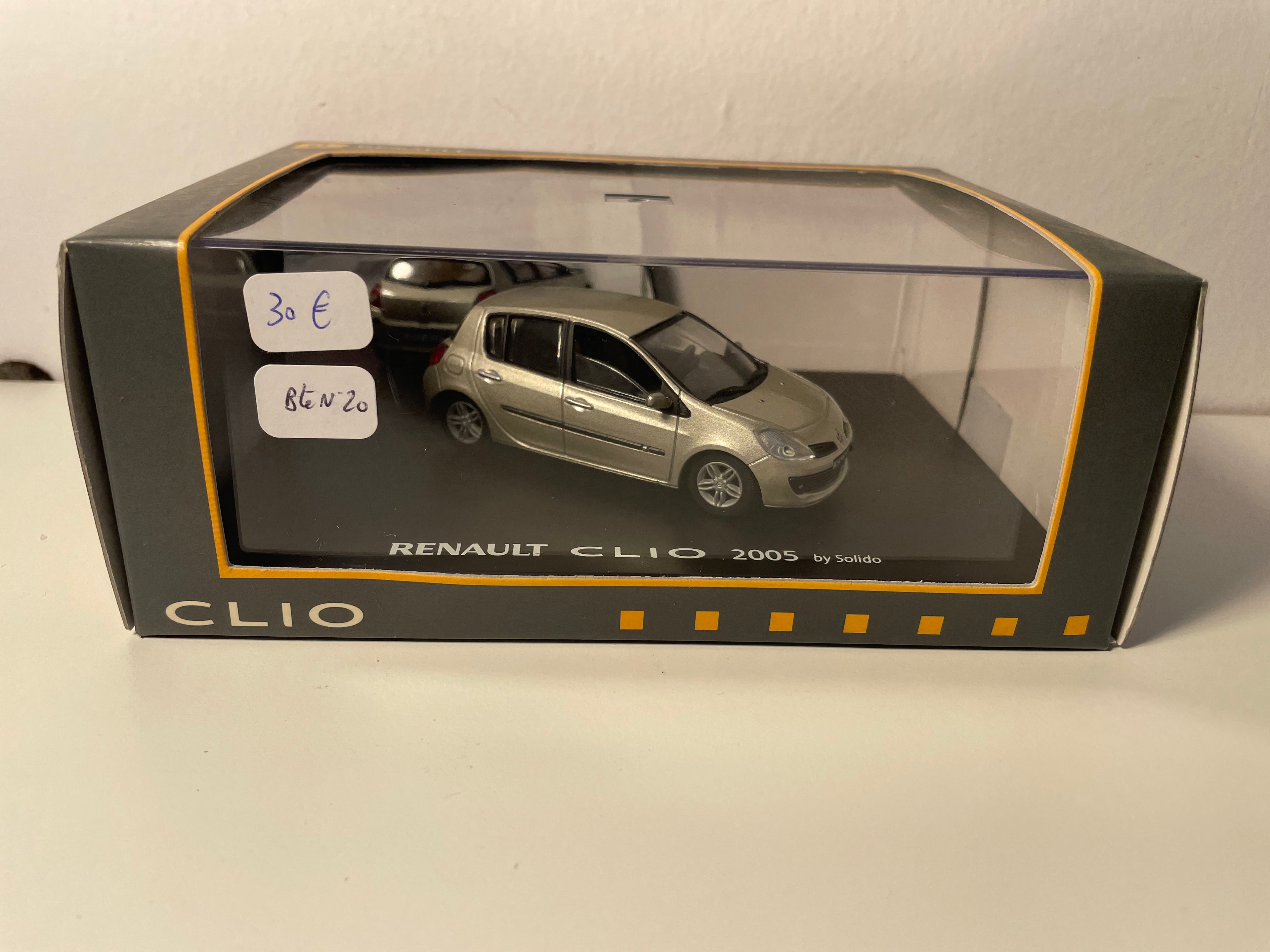 Renault Clio marron claire? de 2005 - SOLIDO - coffret boite rectangle (boite N°20)