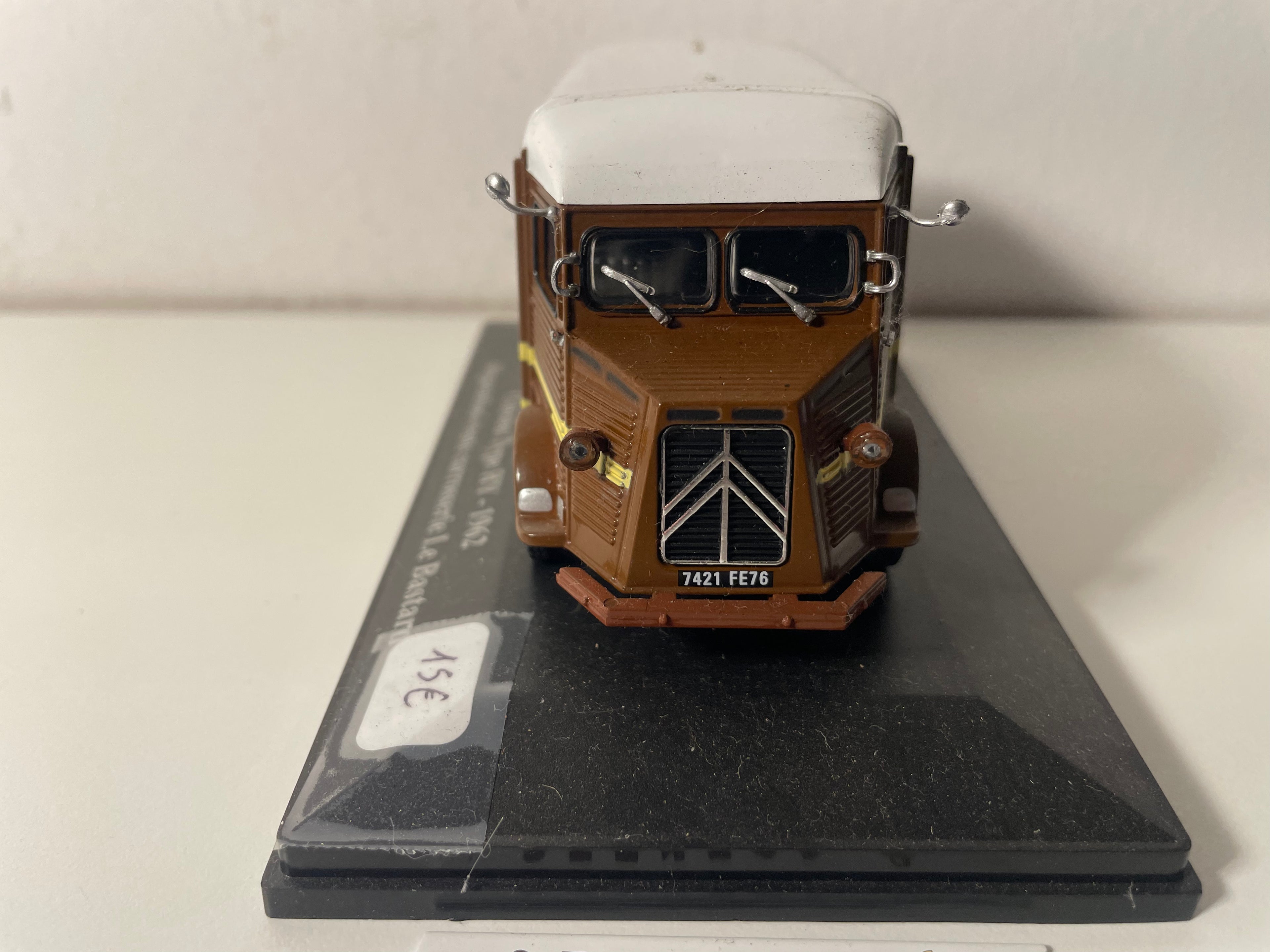 Citroën tipo HY castanho com teto branco de 1962 com publicidade para café STENTOR (veículo sem proteção)
