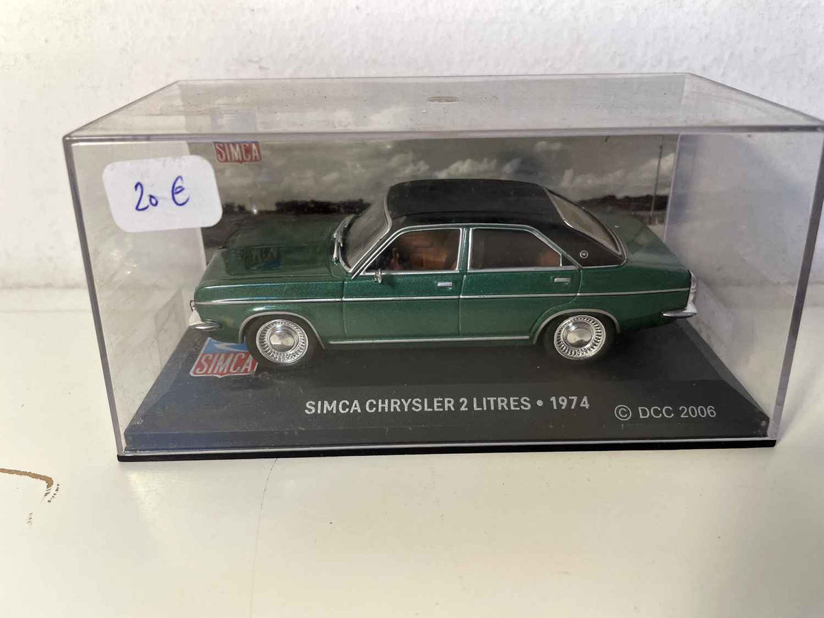 SIMCA Chrysler 2 litres verte et toit noir de 1974
