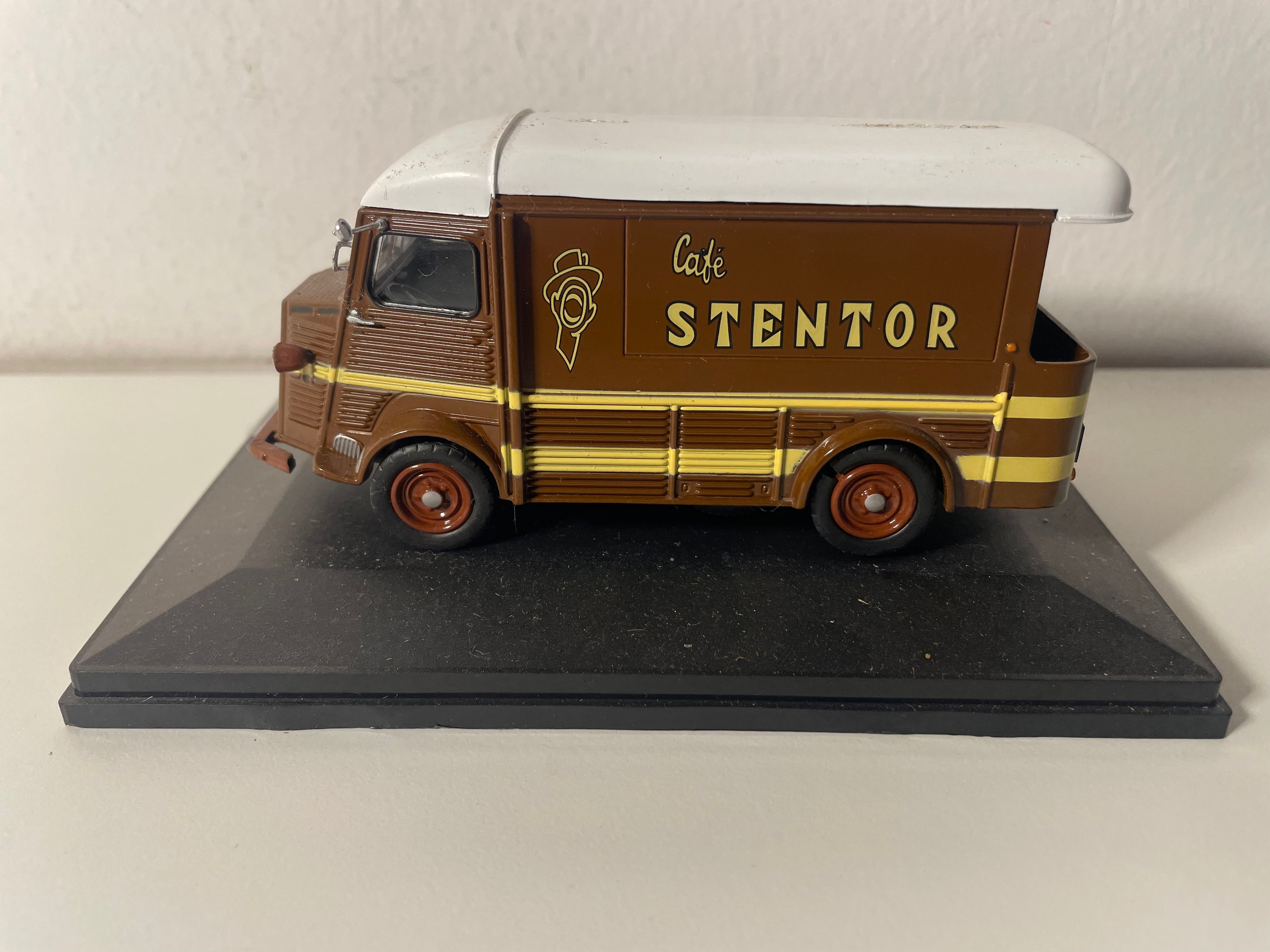 Citroën tipo HY castanho com teto branco de 1962 com publicidade para café STENTOR (veículo sem proteção)