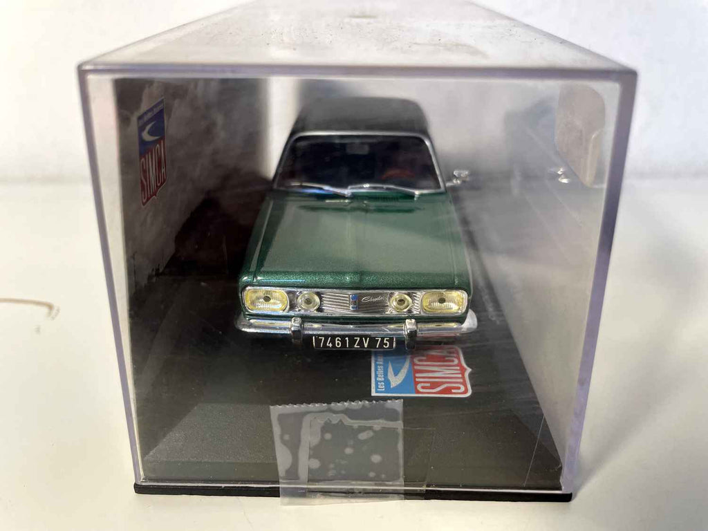 SIMCA Chrysler 2 litres verte et toit noir de 1974