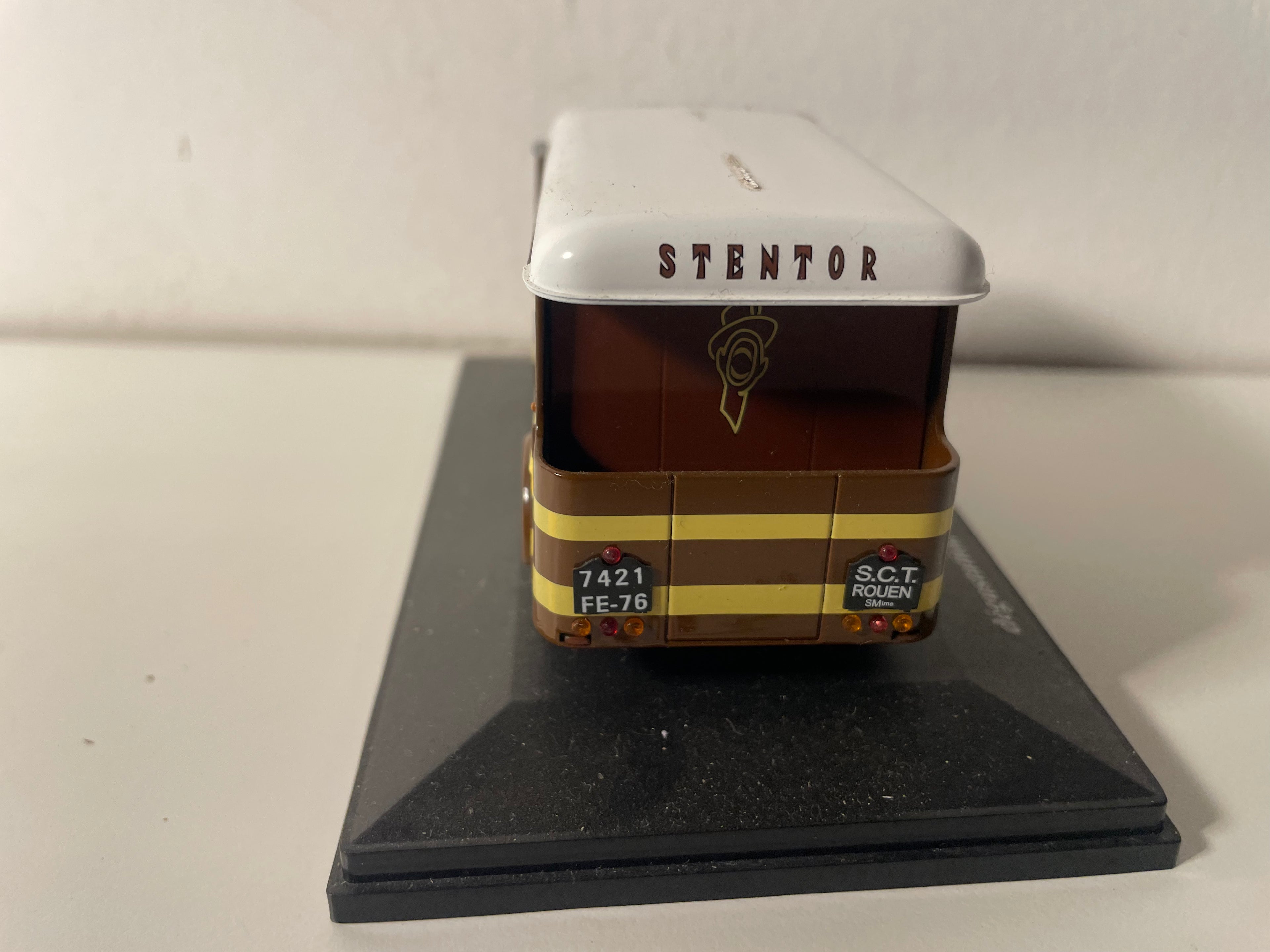 Citroën tipo HY castanho com teto branco de 1962 com publicidade para café STENTOR (veículo sem proteção)