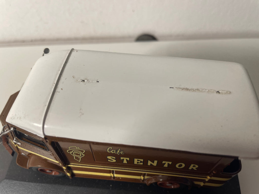 Citroën tipo HY castanho com teto branco de 1962 com publicidade para café STENTOR (veículo sem proteção)