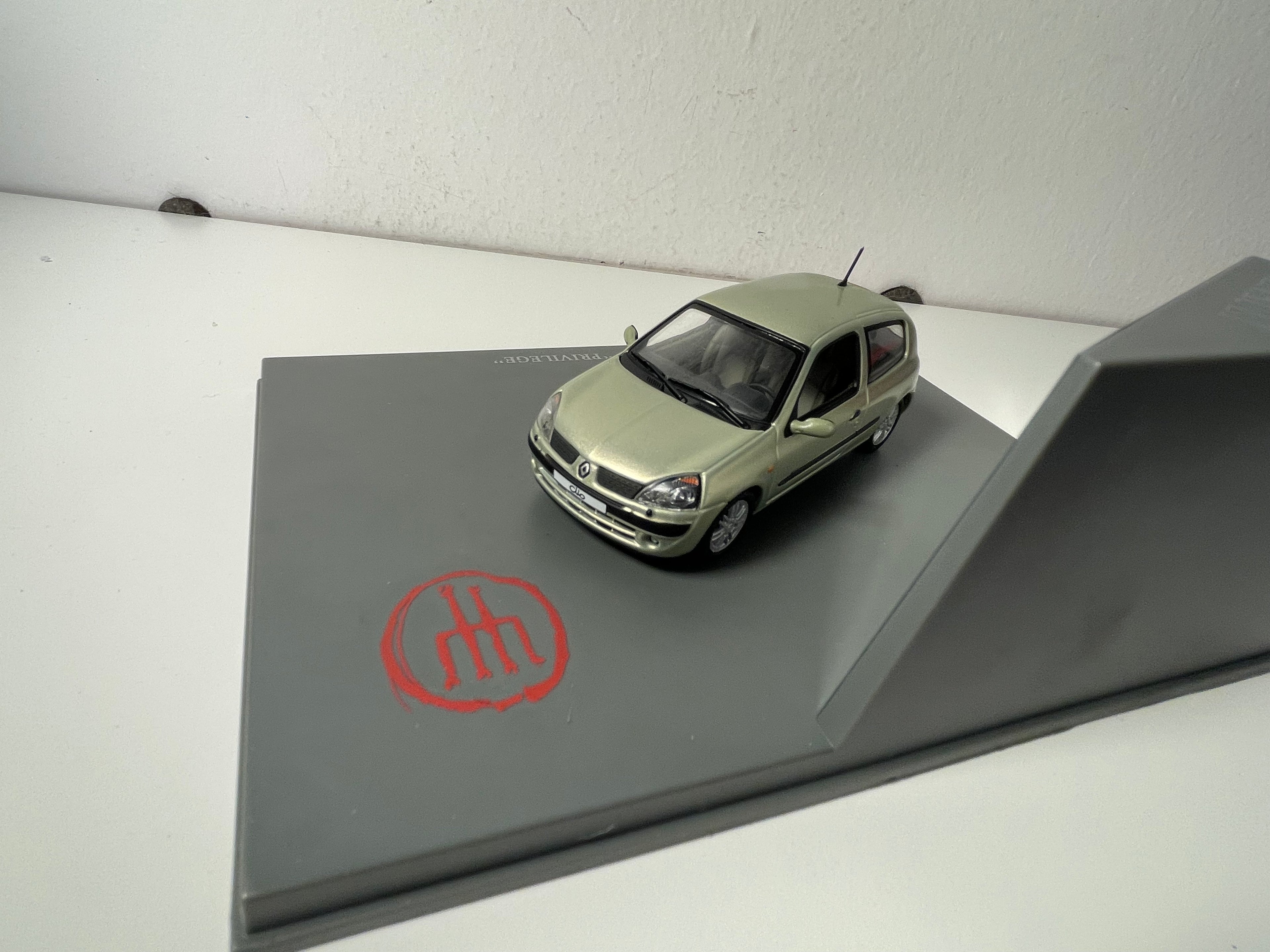 Renault Clio Privilège Green - UNIVERSAL HOBBIES - Rectangular Box Set (Box No. 21)