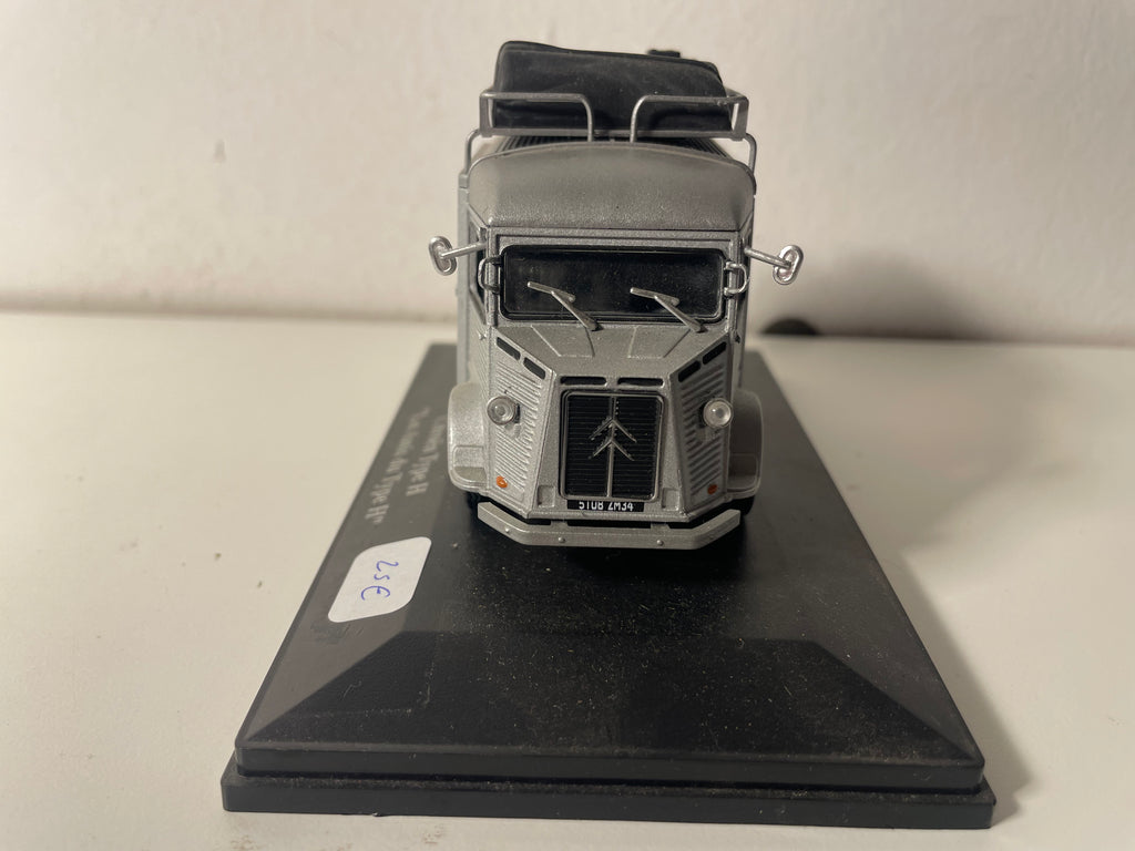 Citroën type H gris avec galerie - Les amis du type H (véhicule sans protection)