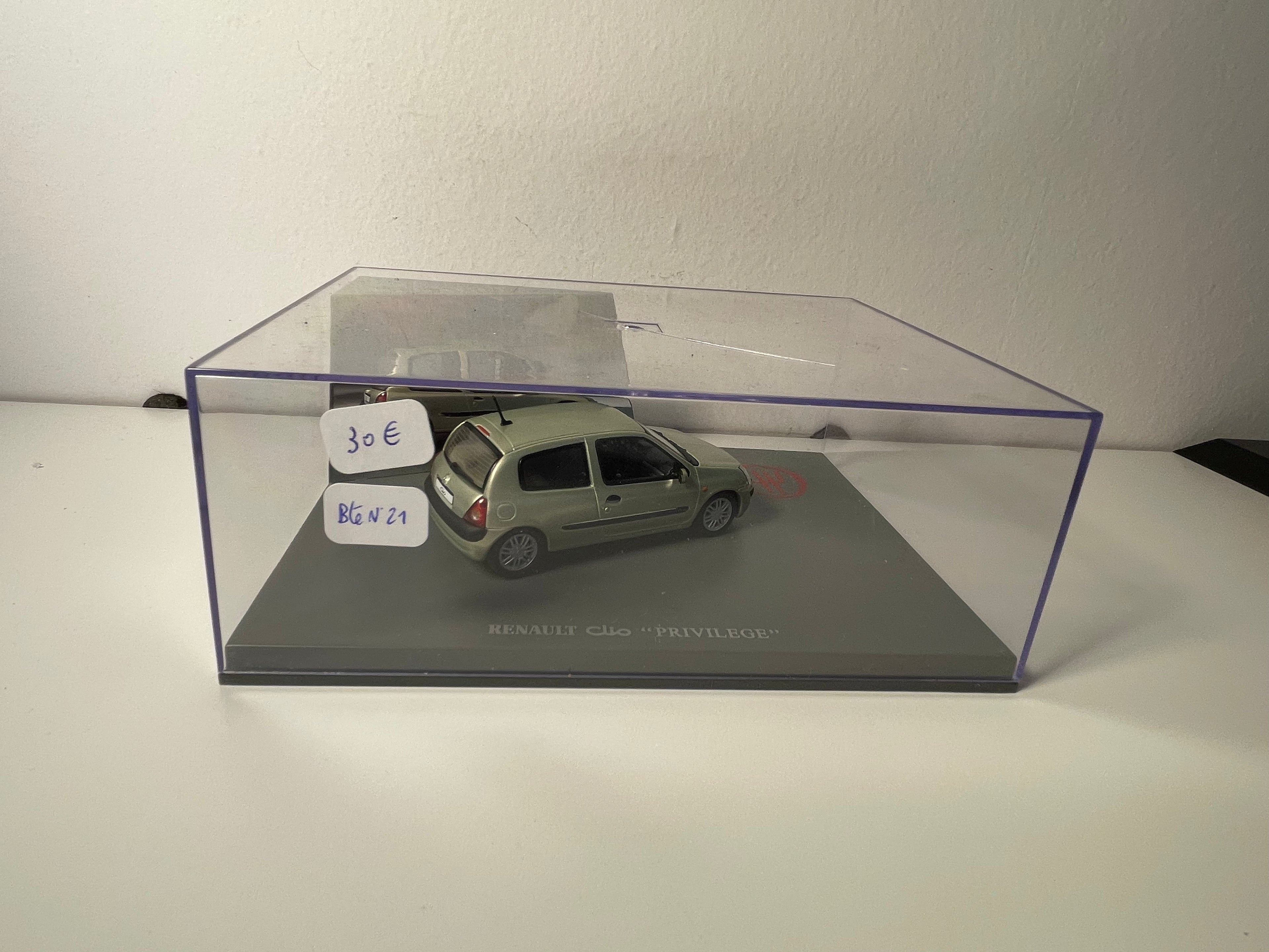 Renault Clio Privilège Green - UNIVERSAL HOBBIES - Rectangular Box Set (Box No. 21)