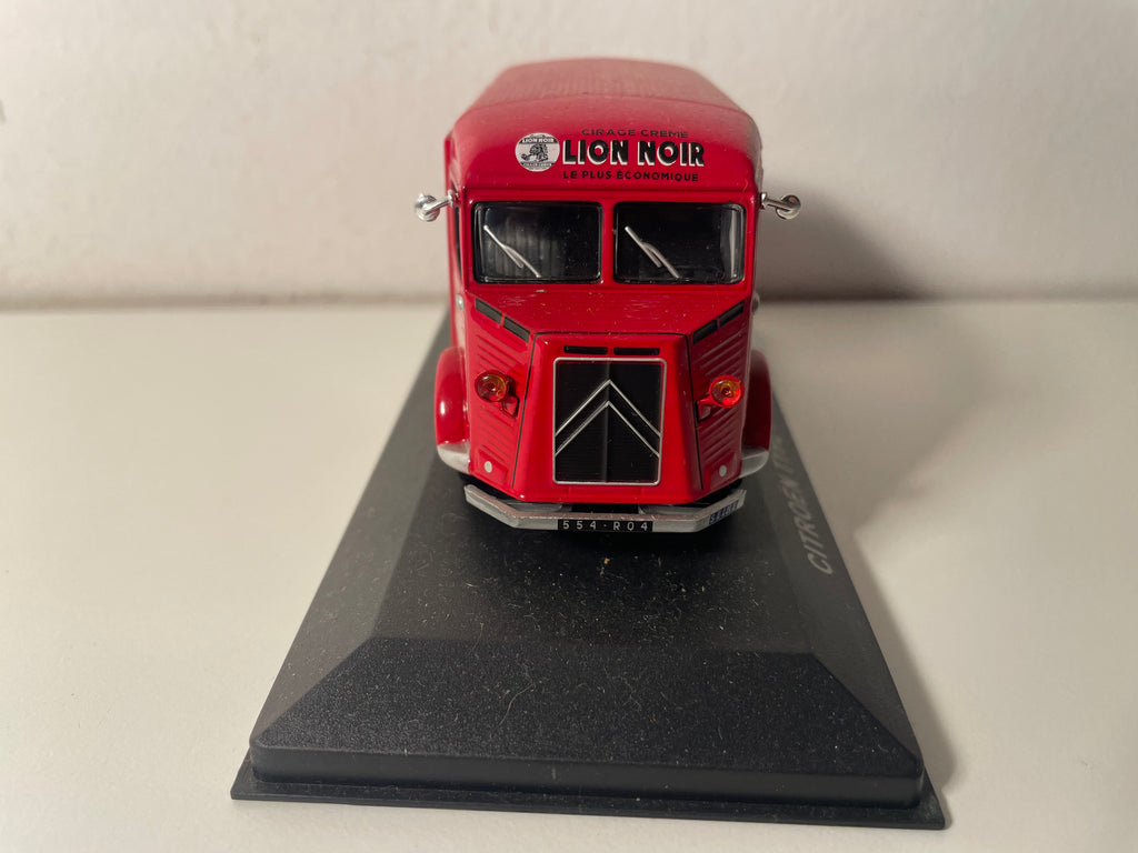 Citroën tipo H vermelho com publicidade LION NOIR (veículo sem proteção)