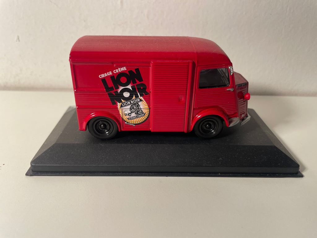 Citroën tipo H vermelho com publicidade LION NOIR (veículo sem proteção)