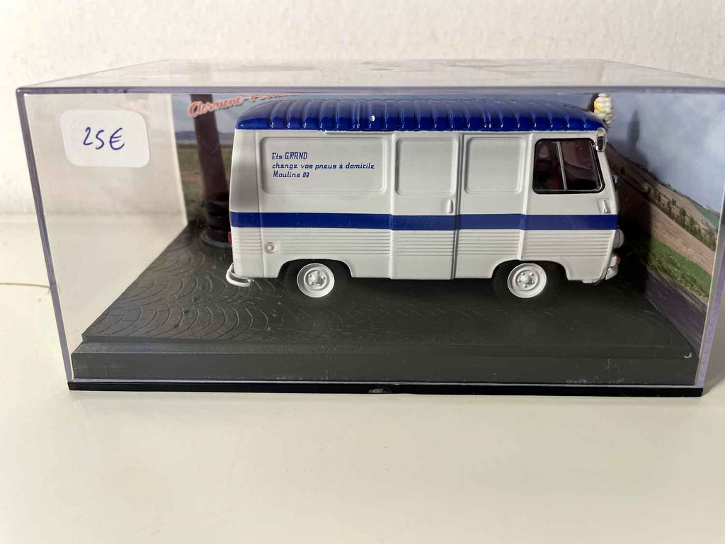 Peugeot J7 wäiss mat blauem Dack - La Nationale - déi blauen Straßen