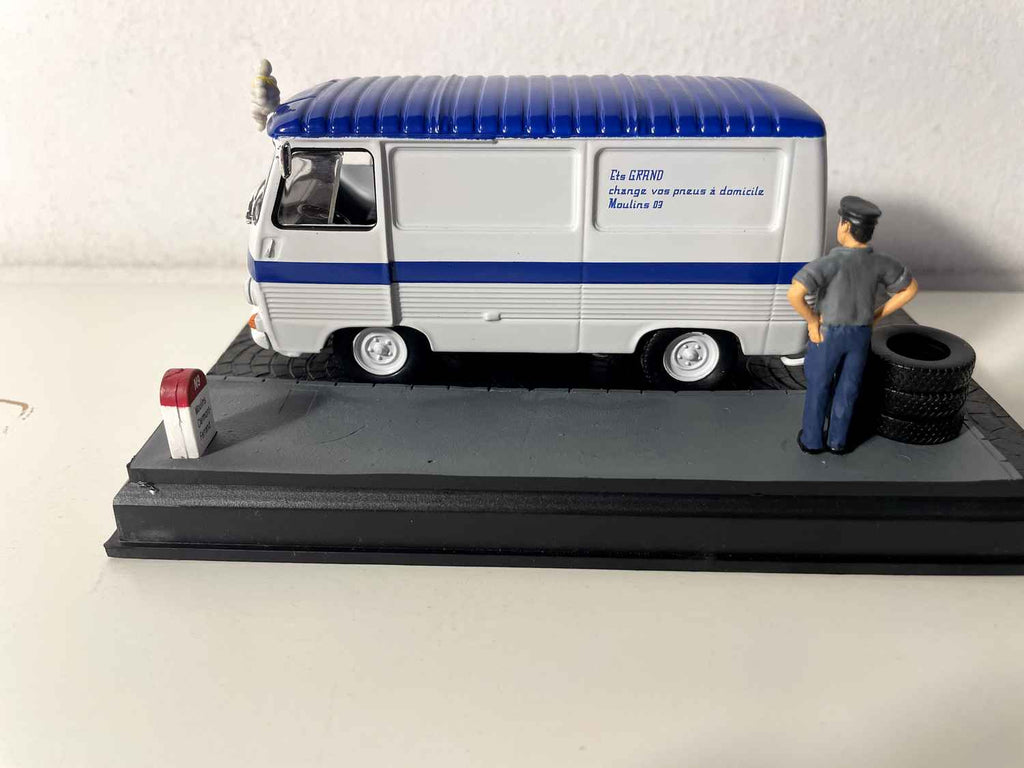 Peugeot J7 wäiss mat blauem Dack - La Nationale - déi blauen Straßen